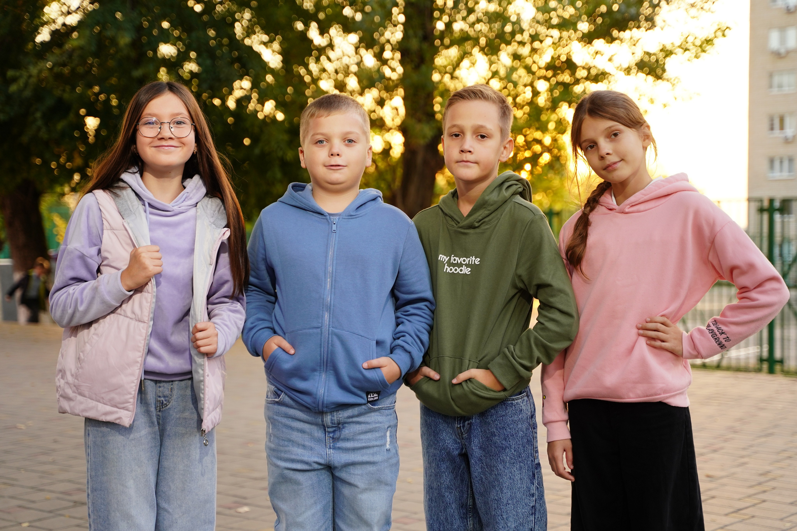 Фото с другом. MEMENTO.Выпускные альбомы, школьные, юбилейные и другие книги. Ростов-на-Дону