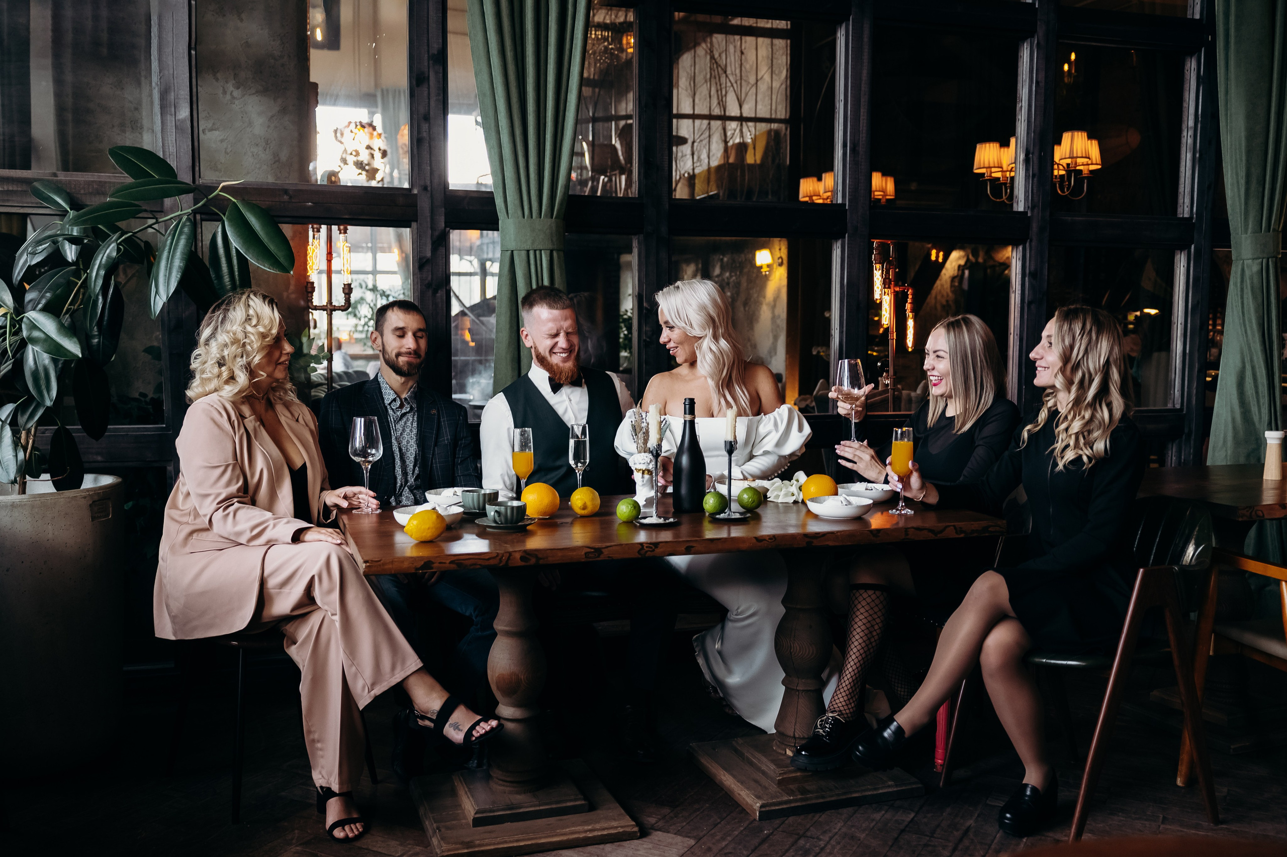 Александр и Елена (сборы, ресторан). Фотограф свадебный семейный в Красноярске Шукшина Наталья