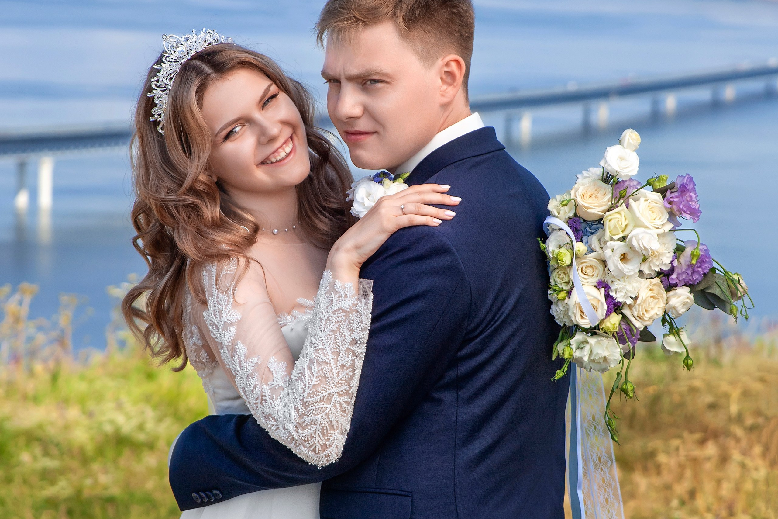 Портрет жениха и невесты на фоне президентского моста в городе Ульяновск