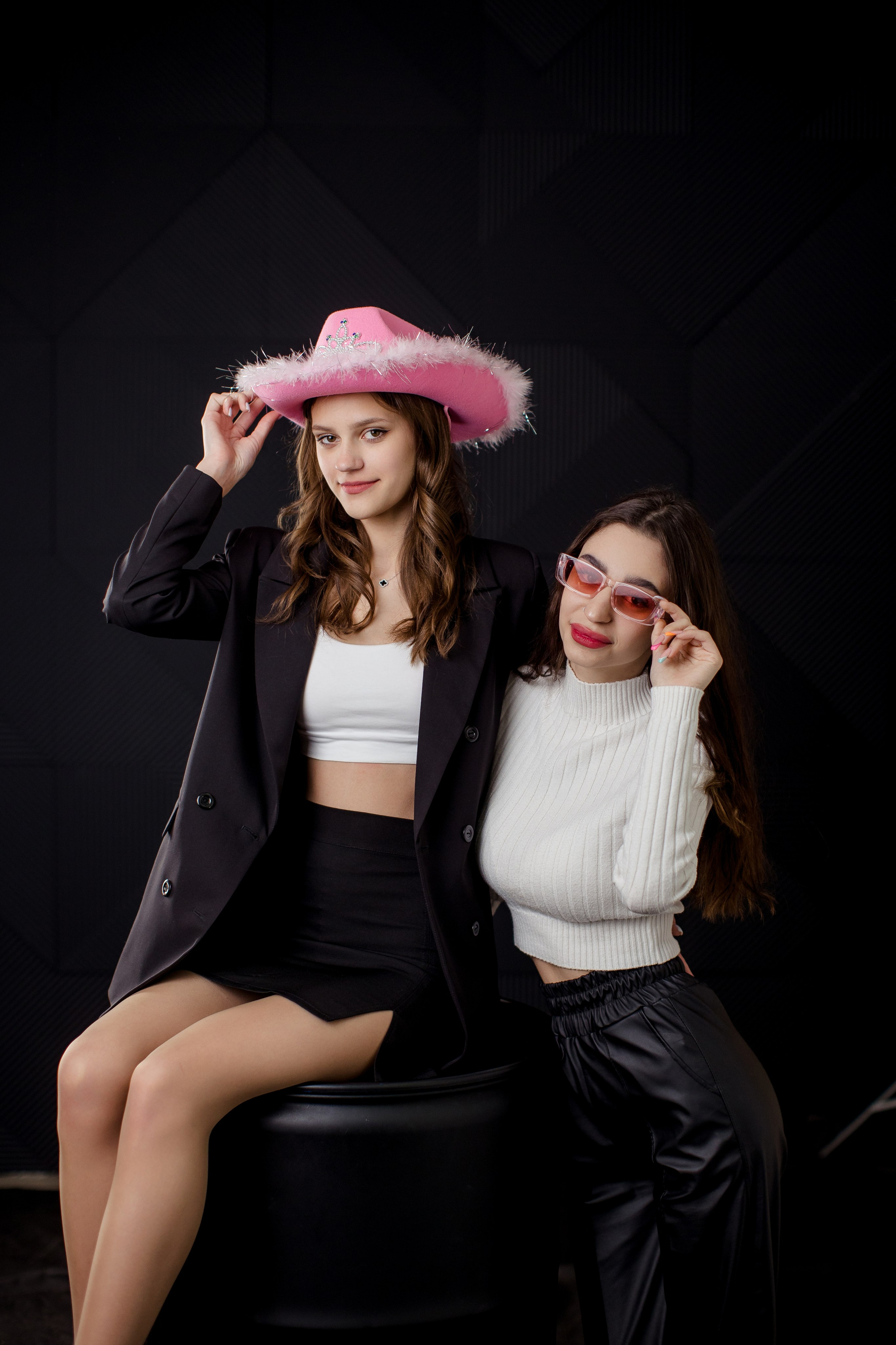 Девушки подружки фотографируются в шляпе и очках 