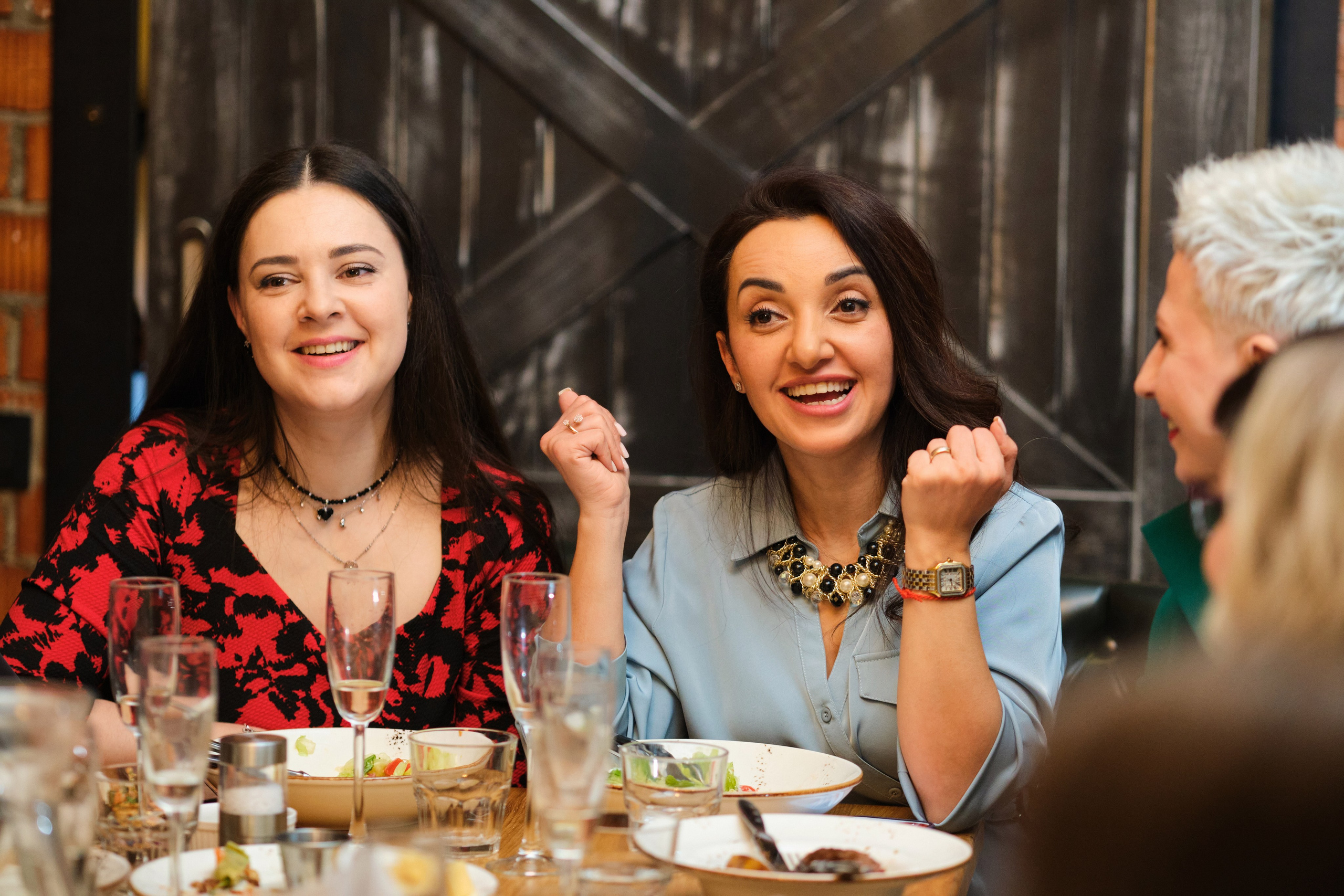 Фотосъёмка выпускного школы «Метатрикветра» в гастропабе «Особняк. Репортажный фотограф Дмитрий Литвинский. Минск, Беларусь, мир