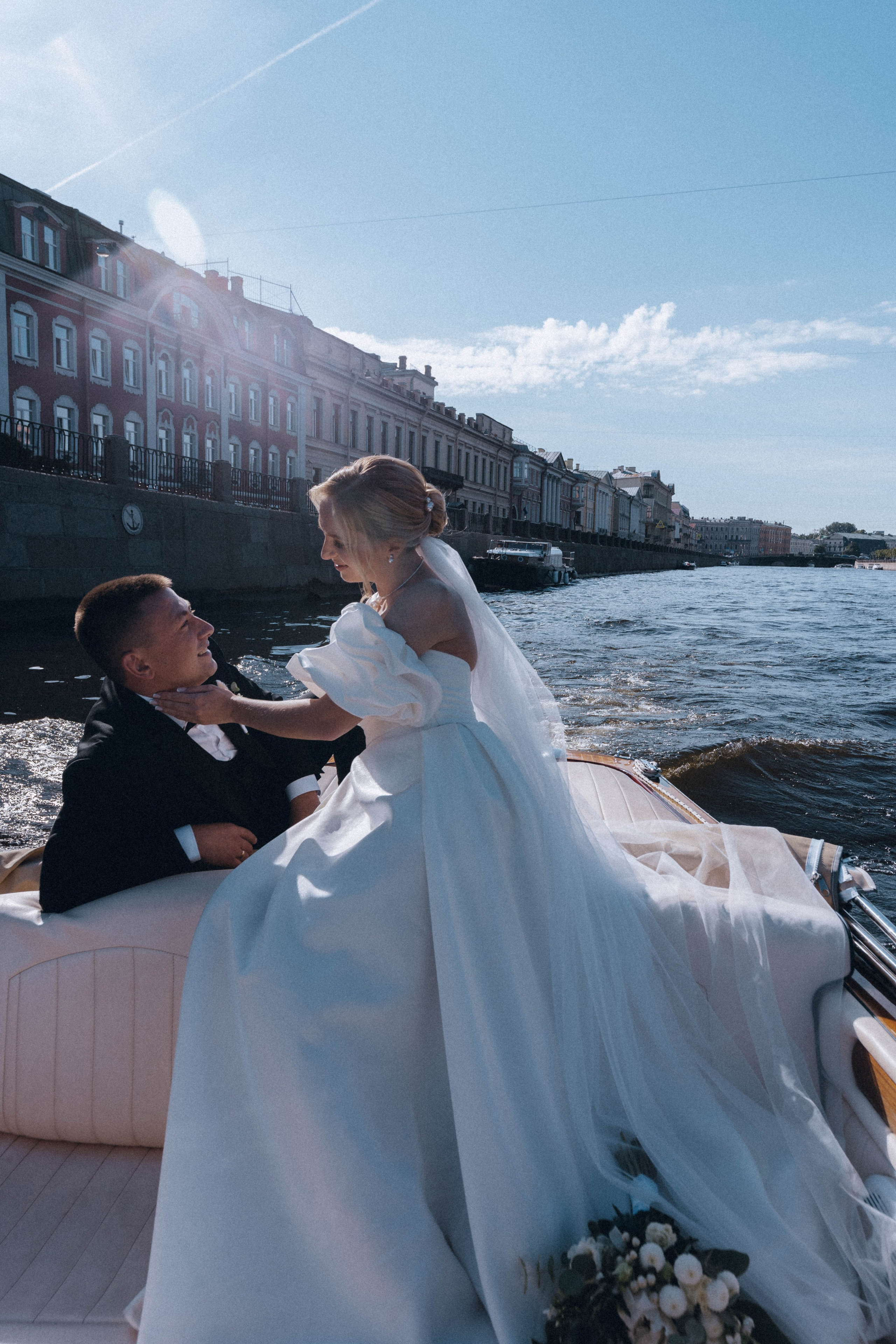 СВАДЕНБНАЯ СЬЕМКА НА КАТЕРЕ ПО КАНАЛАМ САНКТ-ПЕТЕРБУРГА И В АКВАТОРИИ НЕВЫ. Профессиональный фотограф, Санкт-Петербург — Виктория Богомолова
