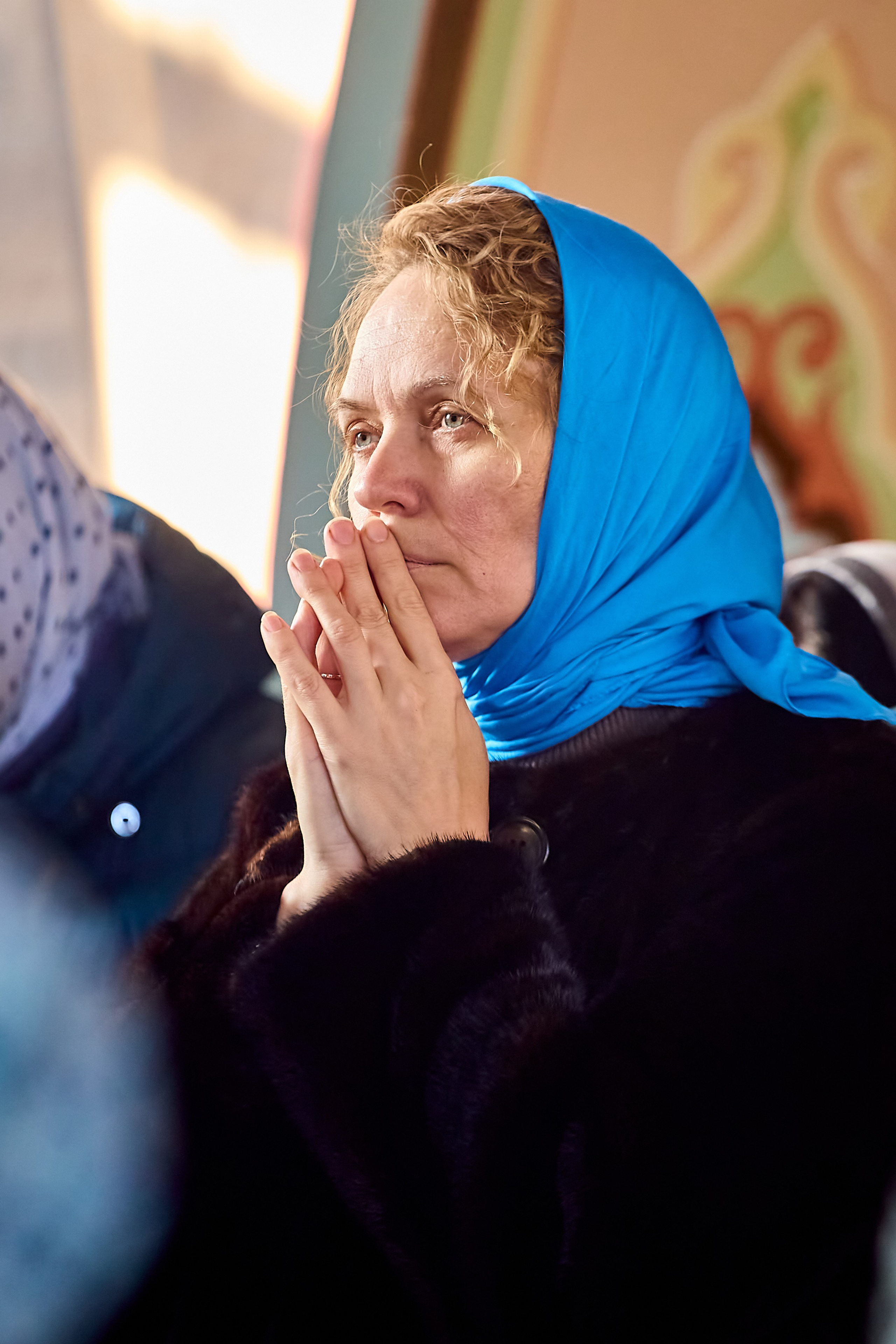 На молитве в праздник Сретения в храме Преподобного Серафима Саровского. Портрет от православного фотографа Николая Голованова