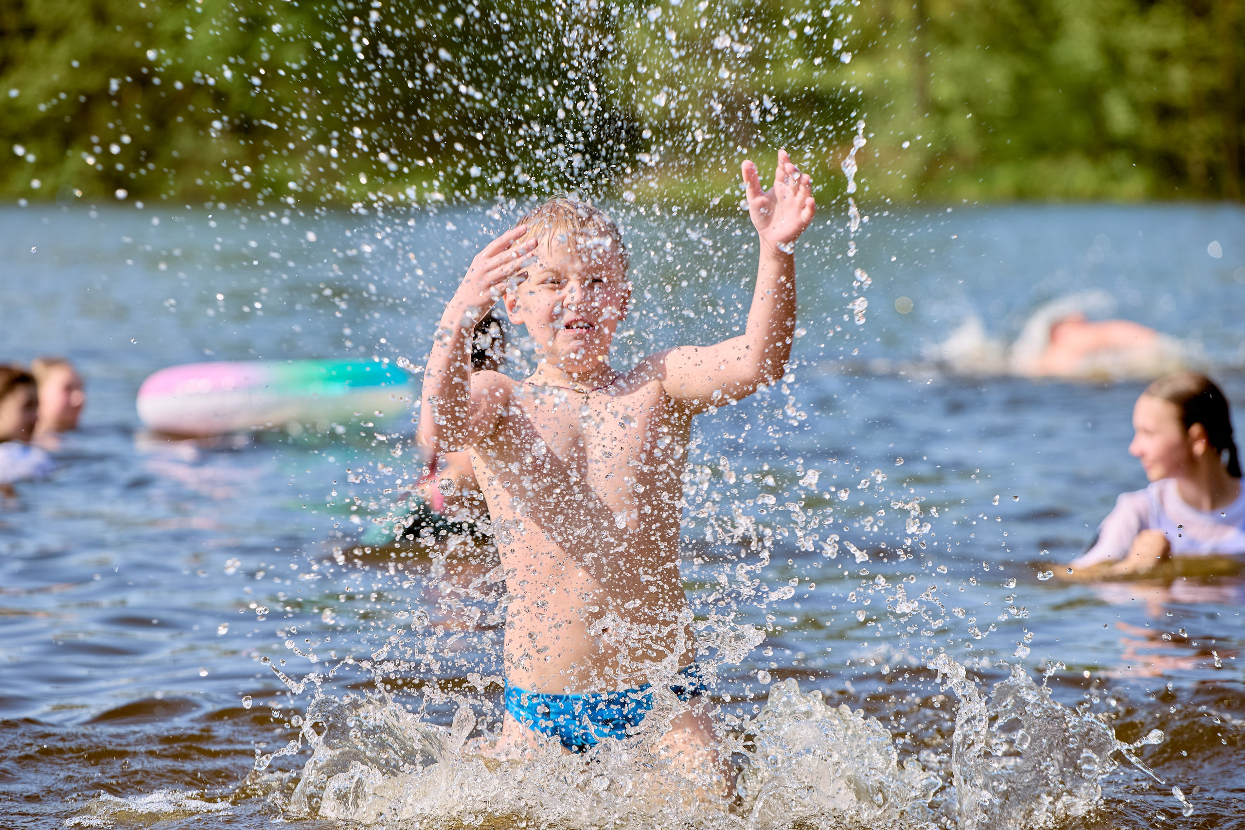 Весёлые брызги и светлая энергия детства в каждом кадре, фото Николая Голованова, г. Дзержинск.