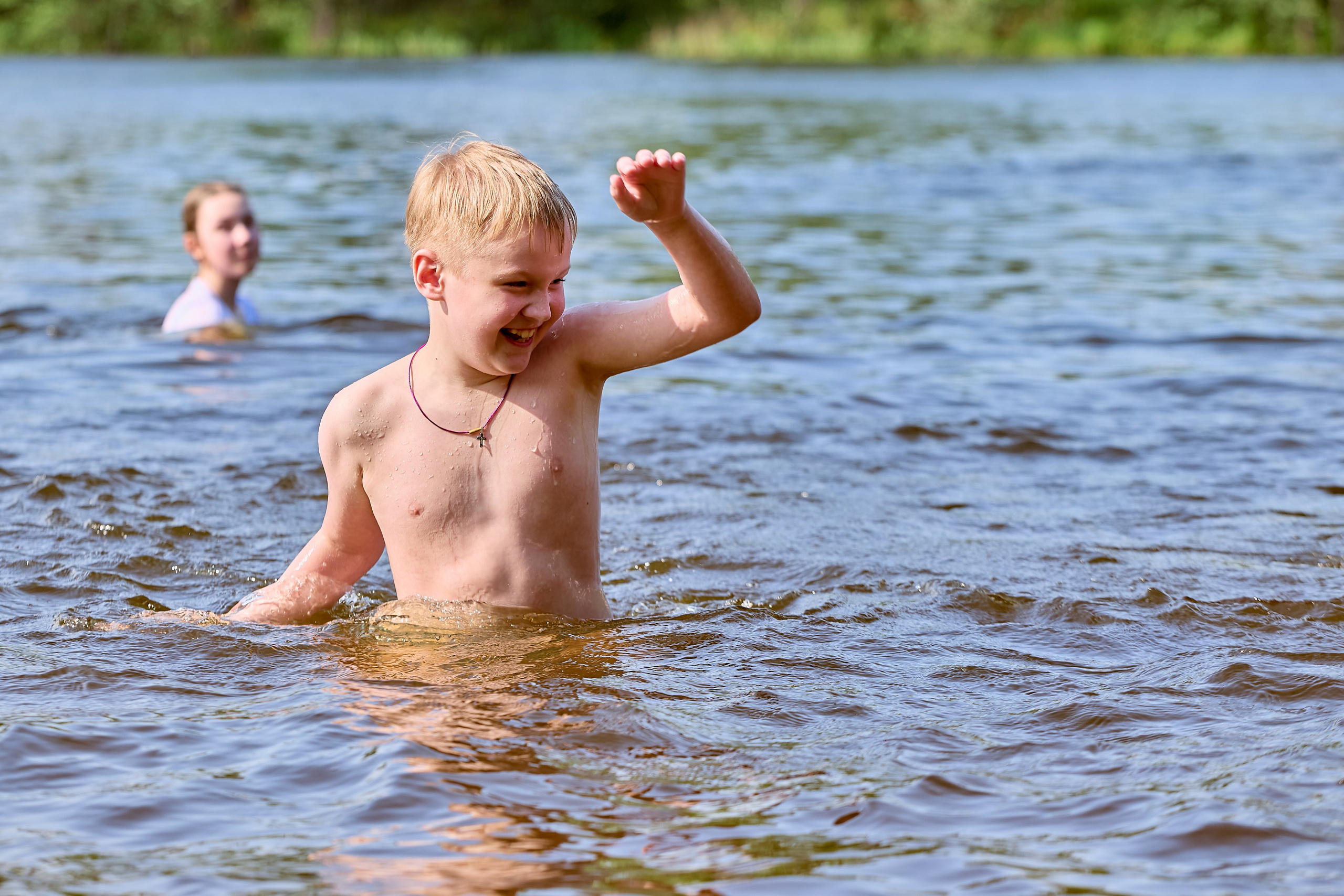 Искрящиеся брызги и звонкий смех малыша на фоне озера, фото православного фотографа Николая Голованова, Фотограф Дзержинск 