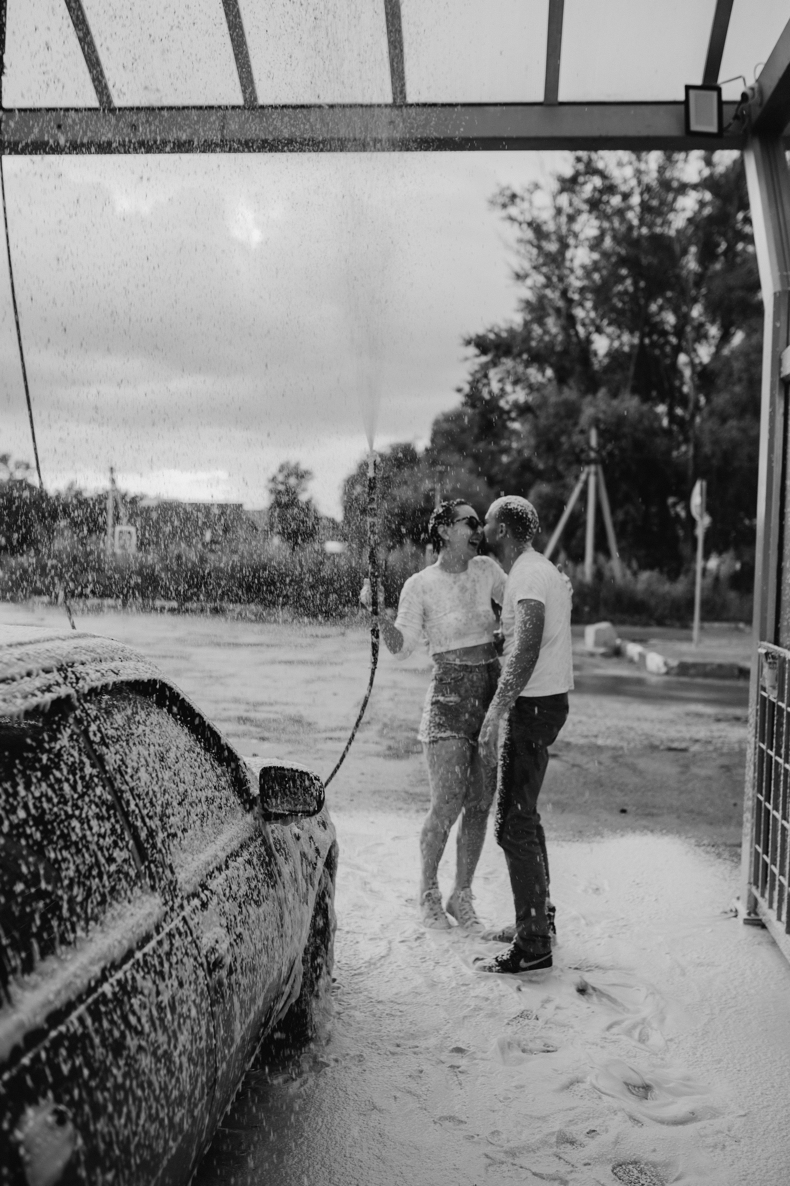 Любовь на одной из городских автомоек. Свадебный фотограф Новосибирск