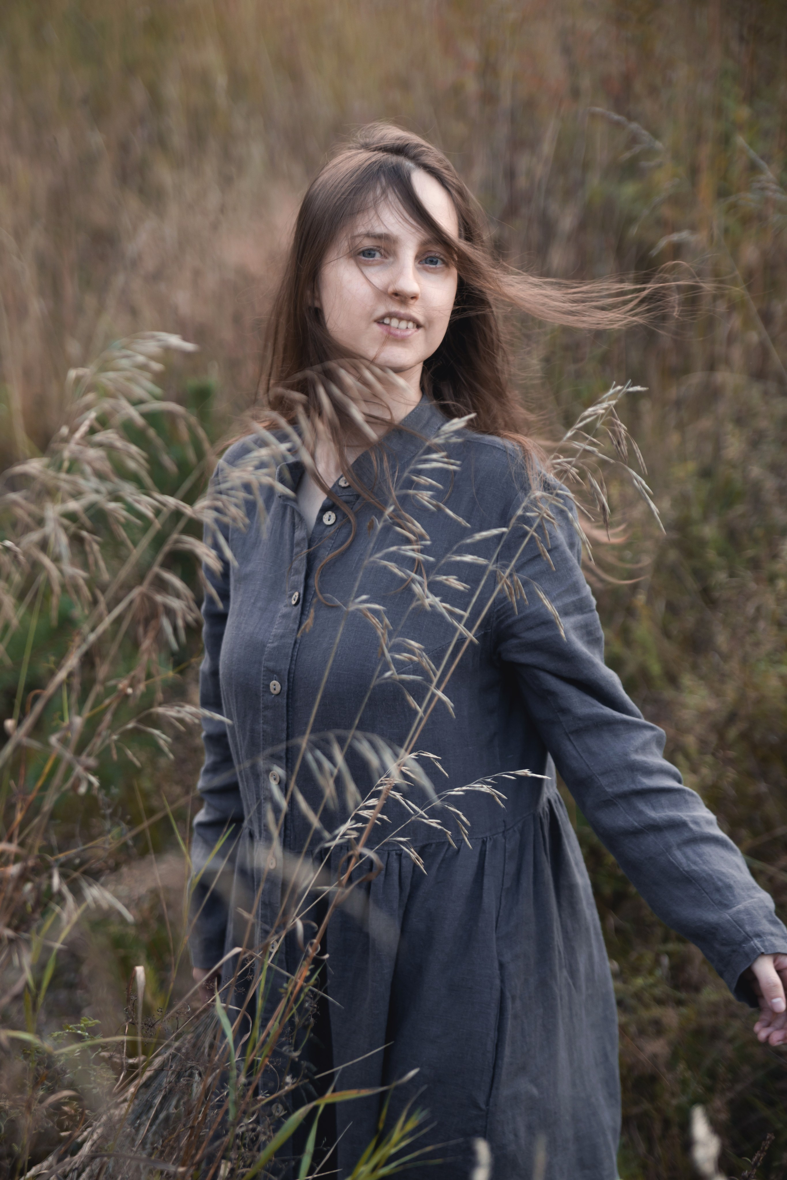 В поле травы. Катя Цвет