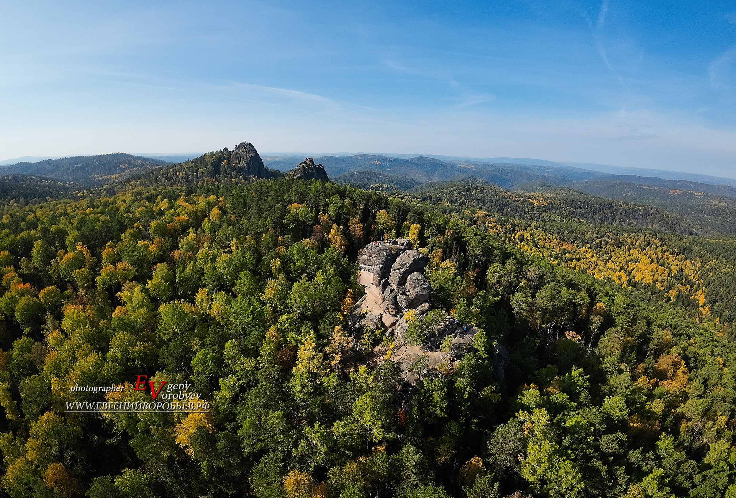 Экскурсия национальный парк заповедник Красноярские столбы цена заказать забронировать фото тур интересные места достопримечательности что посмотреть где побывать в Красноярске  Туристический маршрут центральные столбы скала Перья Дед Львиные ворота первый второй столб Фотосессия фотограф Красноярск природа пейзаж аэросъёмка с FPV дрона квадрокоптера