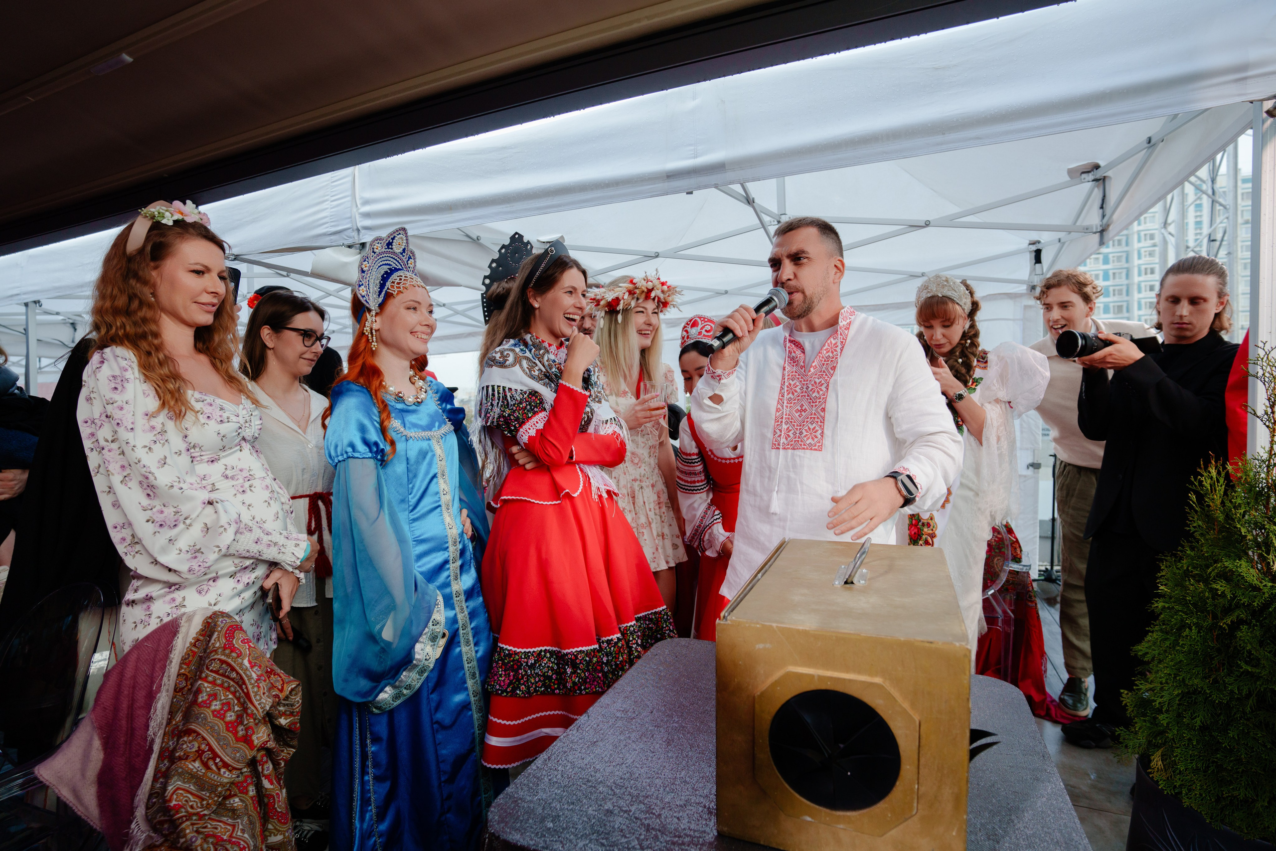 Репортажный фотограф на гендер пати в славянском стиле в Москве. Репортажный фотограф Москва Сергей Дружинин