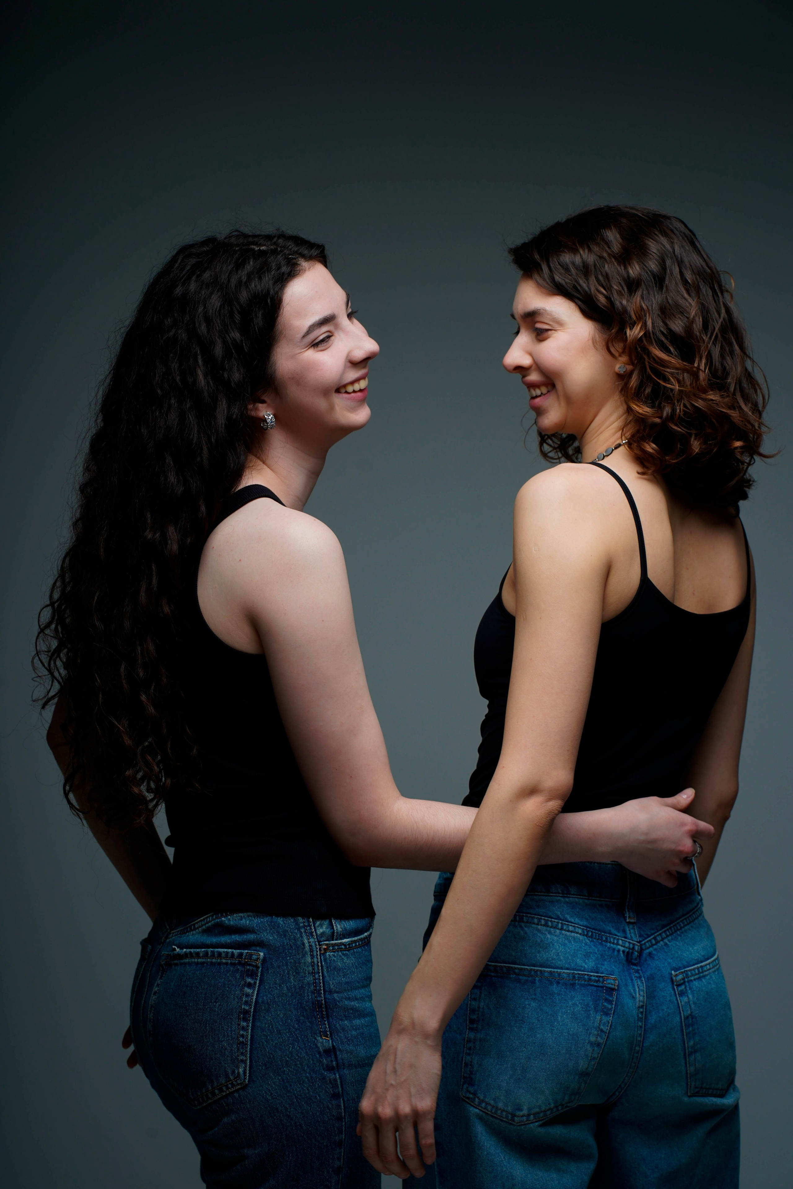 Студийный портрет сестры кудрявые волосы