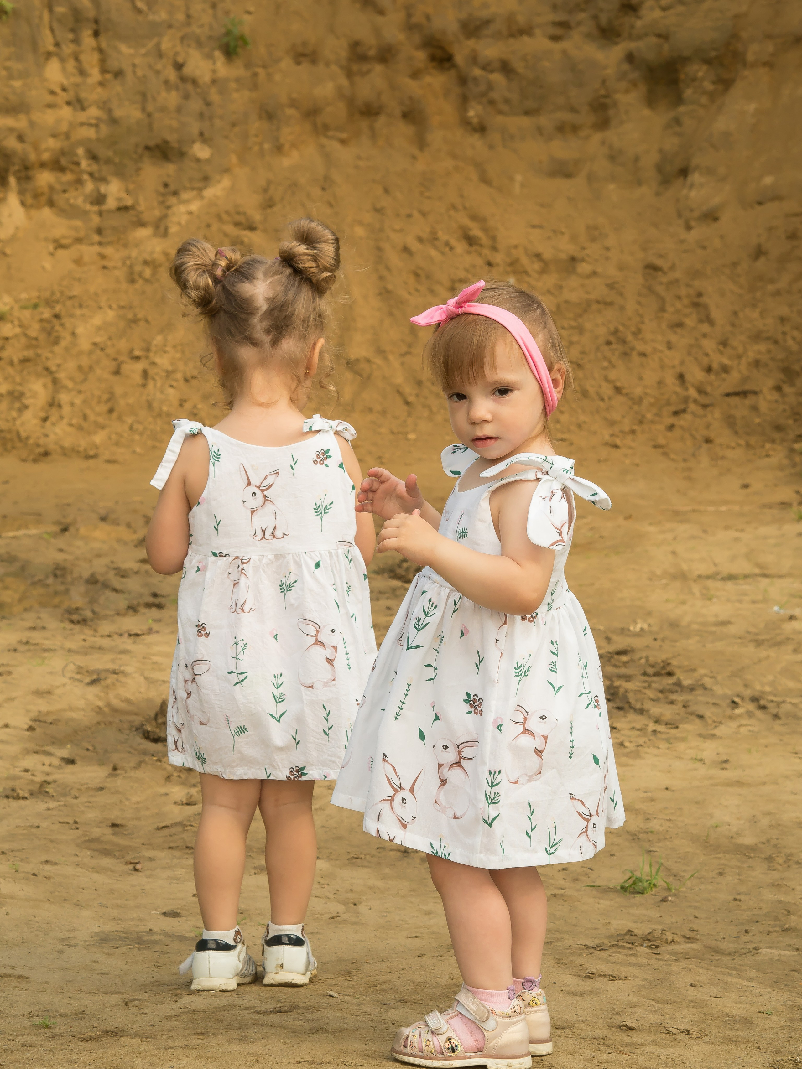 С подружкой в деревушке. Семейный детский фотограф в Красноярске Скачкова Юлия