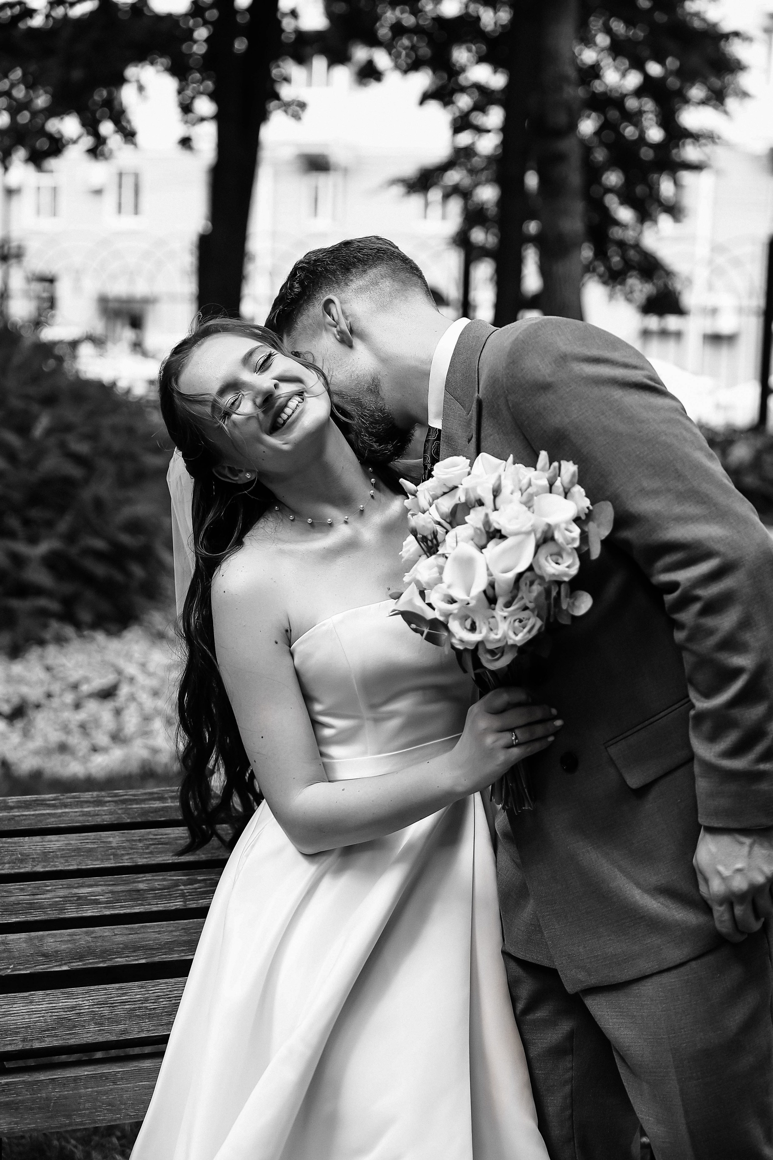 эмоциональная фотография жениха и невесты в парке Орленок в Воронеже