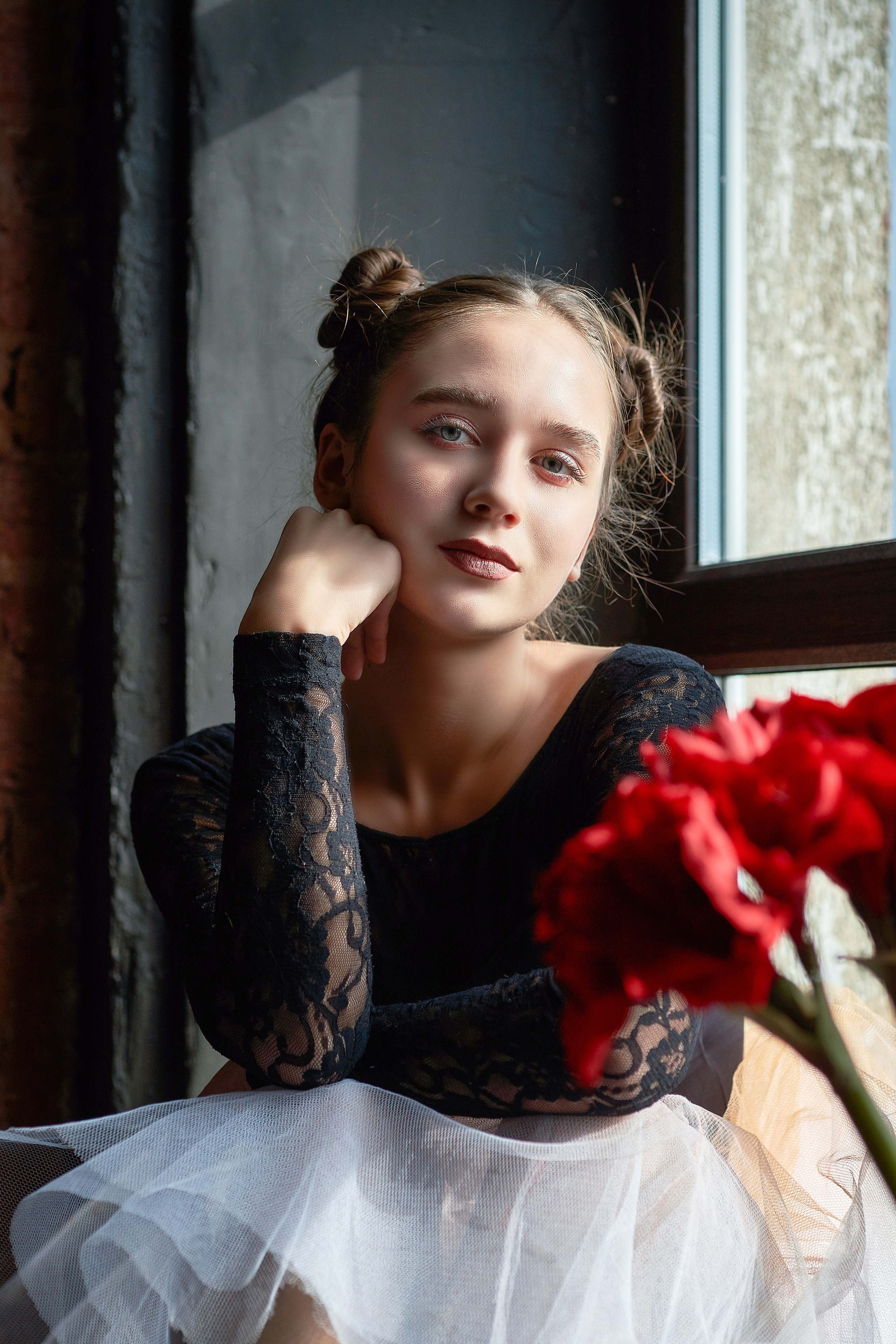 портрет девушки сидящей на подоконнике