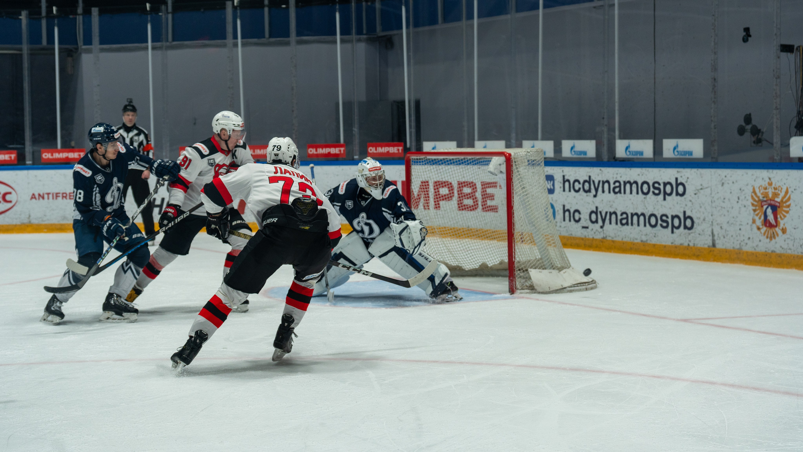 Опасный момент у ворот «Динамо» в матче с «Молотом». Репортажная спортивная фотосъёмка, динамика и напряжение, Санкт-Петербург.