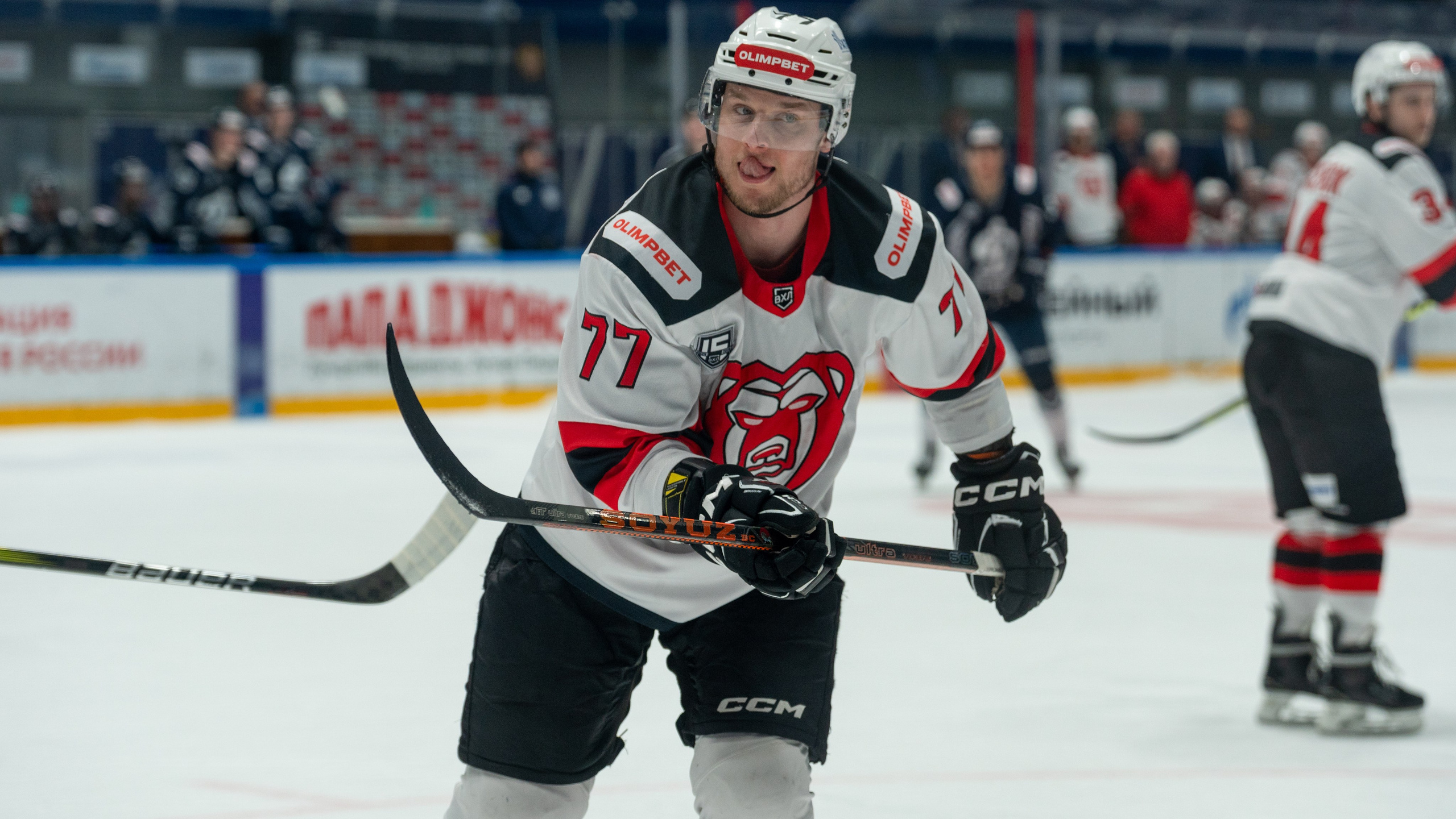 Игрок «Молота» в моменте сосредоточения перед сменой в матче с «Динамо». Спортивная фотосъёмка, Санкт-Петербург.