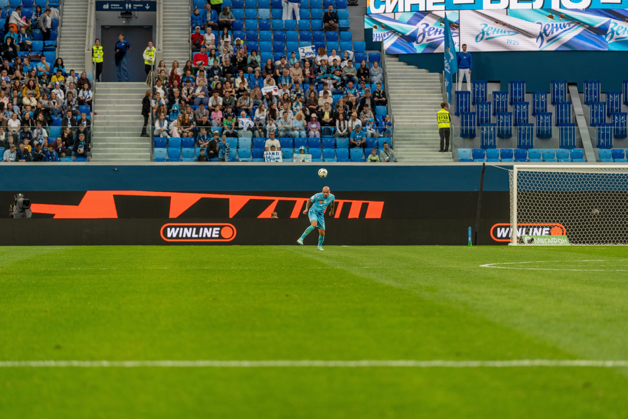 Игрок Зенита в прыжке головой бьет мяч – спортивный фотограф Санкт-Петербург