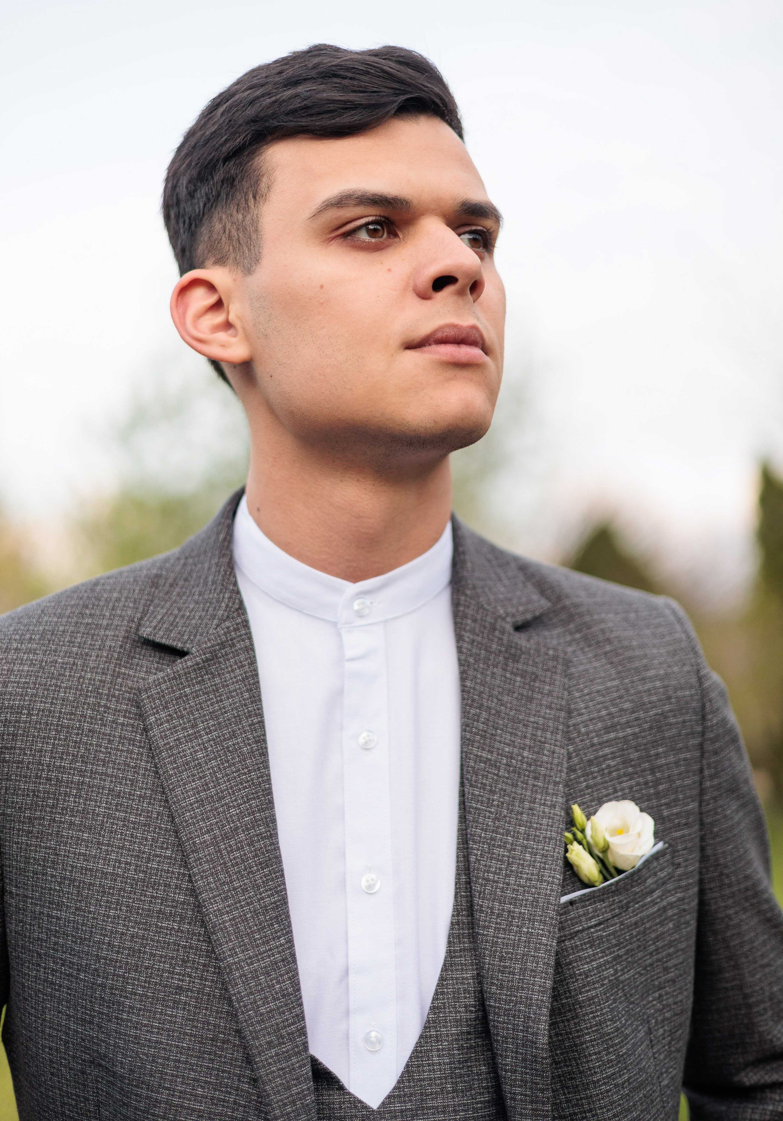 Жених и невеста у парка Цветник и Лермонтовской галереи в Пятигорске.