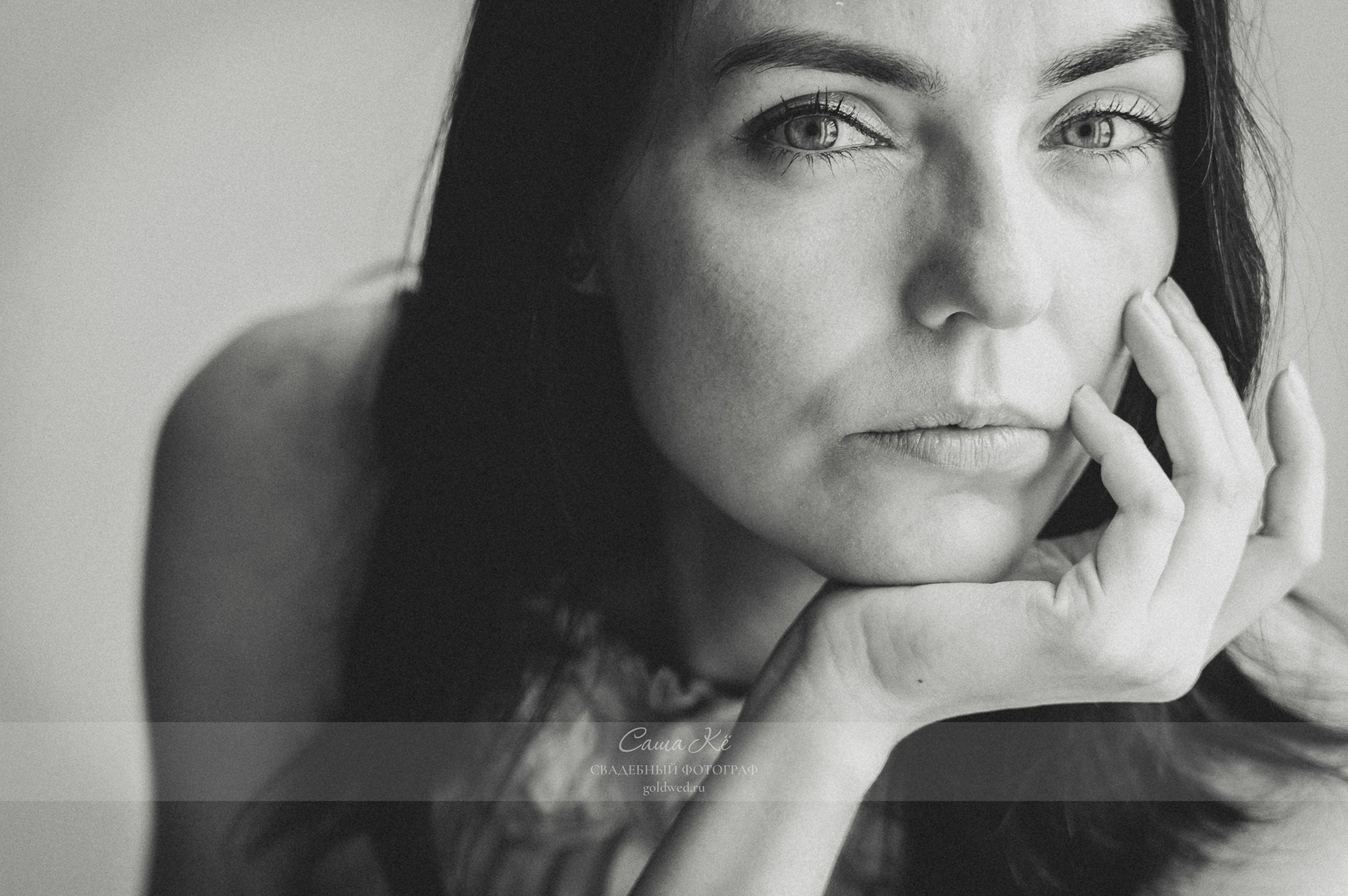 Fashion вечерняя прогулка, модель в огнях города, стильная фотосессия, эмоции и нежность в движении. Фотограф Новосибирск Саша Кё.