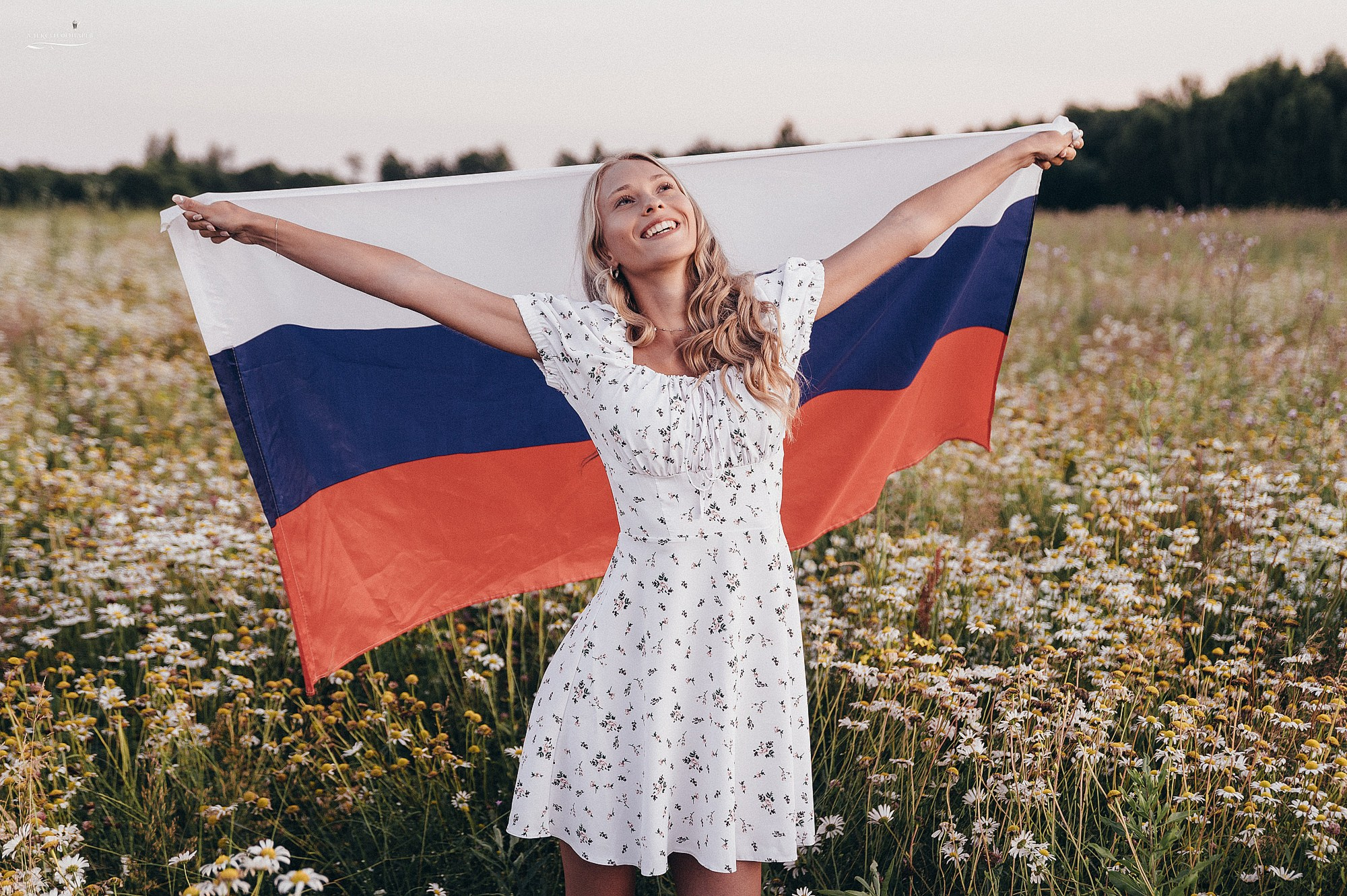 девушка с флагом России на фотосессии в Дубне