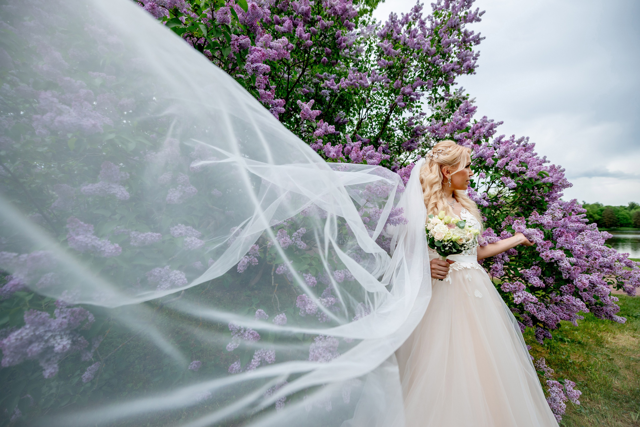 Евгения (фотосессия с малиновым chevrolet camaro, в сирени в Пушкине в Екатерининском парке). Портретный, семейный и свадебный фотограф в Санкт-Петербурге и в Пушкине Ширяев Денис