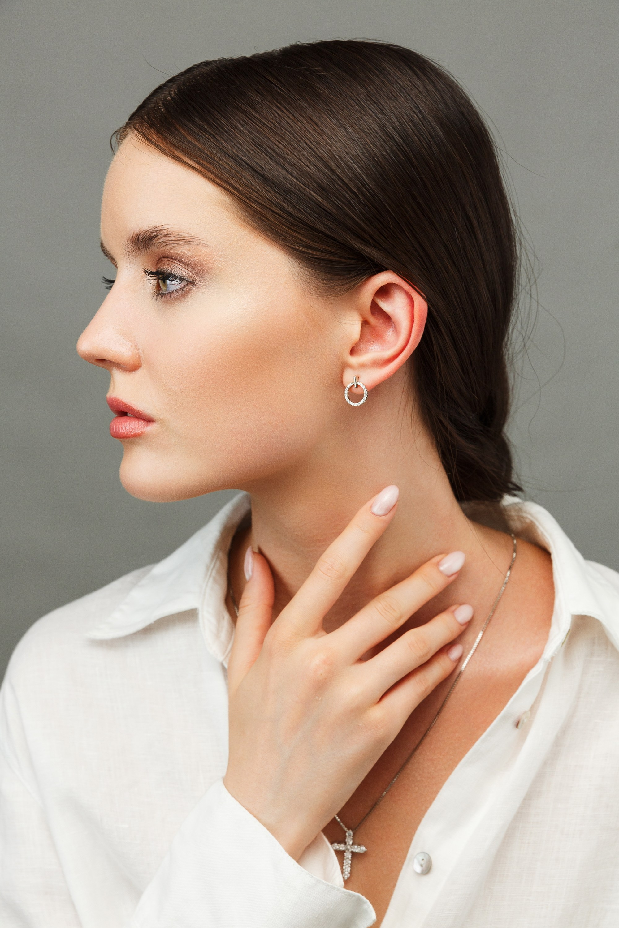 Студийная фотосъемка ювелирных украшений на моделях. Профессиональный фотограф в Санкт-Петербурге. Студийная рекламная фотография. Ювелирный фотограф Сергей Пушкин. Портретная фотосессия. Фото для каталога и маркетплейсов. Фотосъёмка на однородном фоне. Product photographer in Saint-Petersburg, Russia. Gems photo. Фото для сайта. Фотосессия в студии в спб. Фотосессия юкрашений и бижутерии. Фотограф в студии в спб для украшений. 