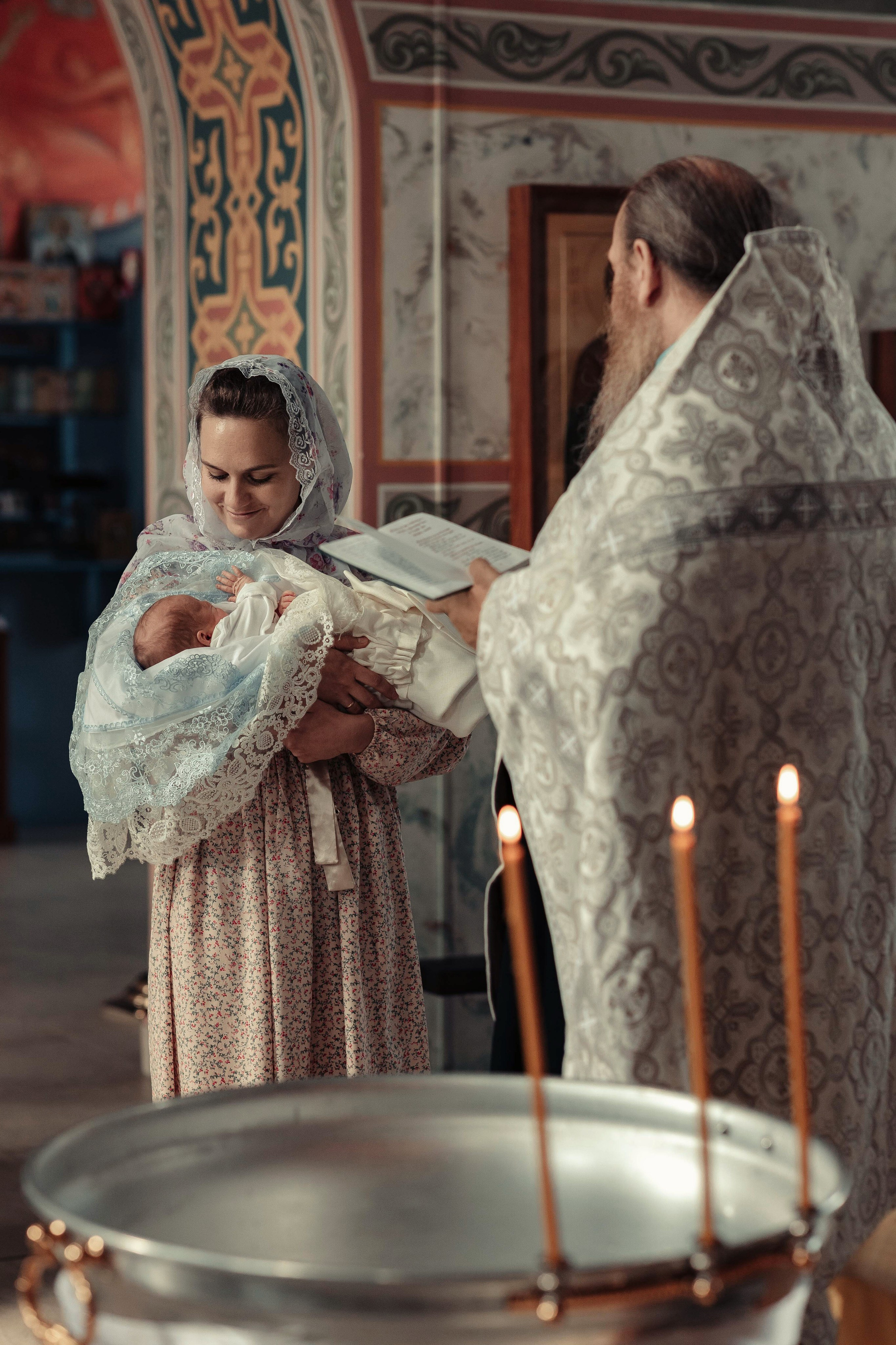 Фото съемка таинства крещения в храме Нижнего Новгорода. Алексей Шаров — свадебный и репортажный фотограф в Нижнем Новгороде