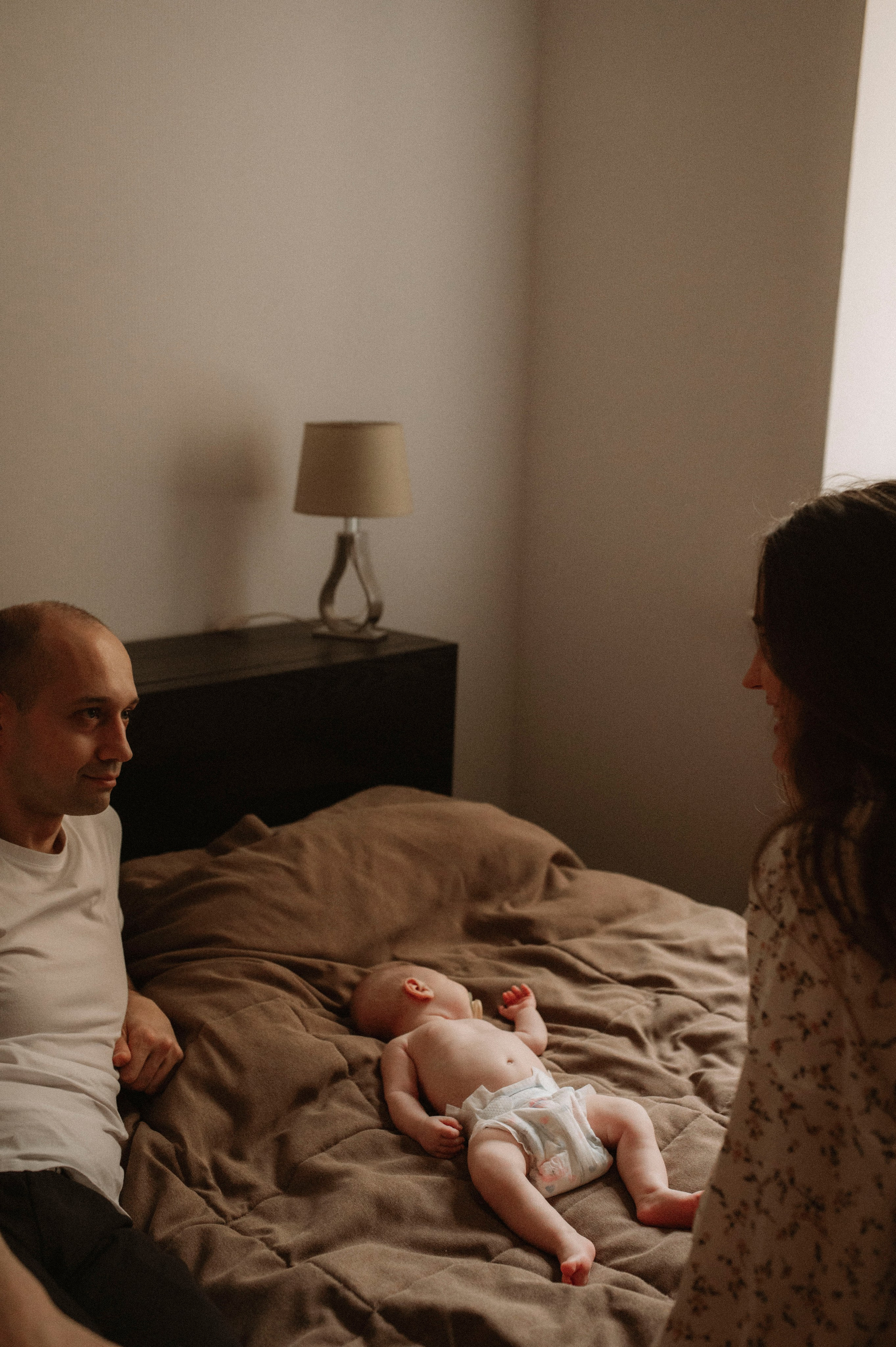 Семейная домашняя фотосессия. Профессиональный фотограф беременности в СПБ. Стильные фотосессии беременности в стиле минимализм и классическая фотография