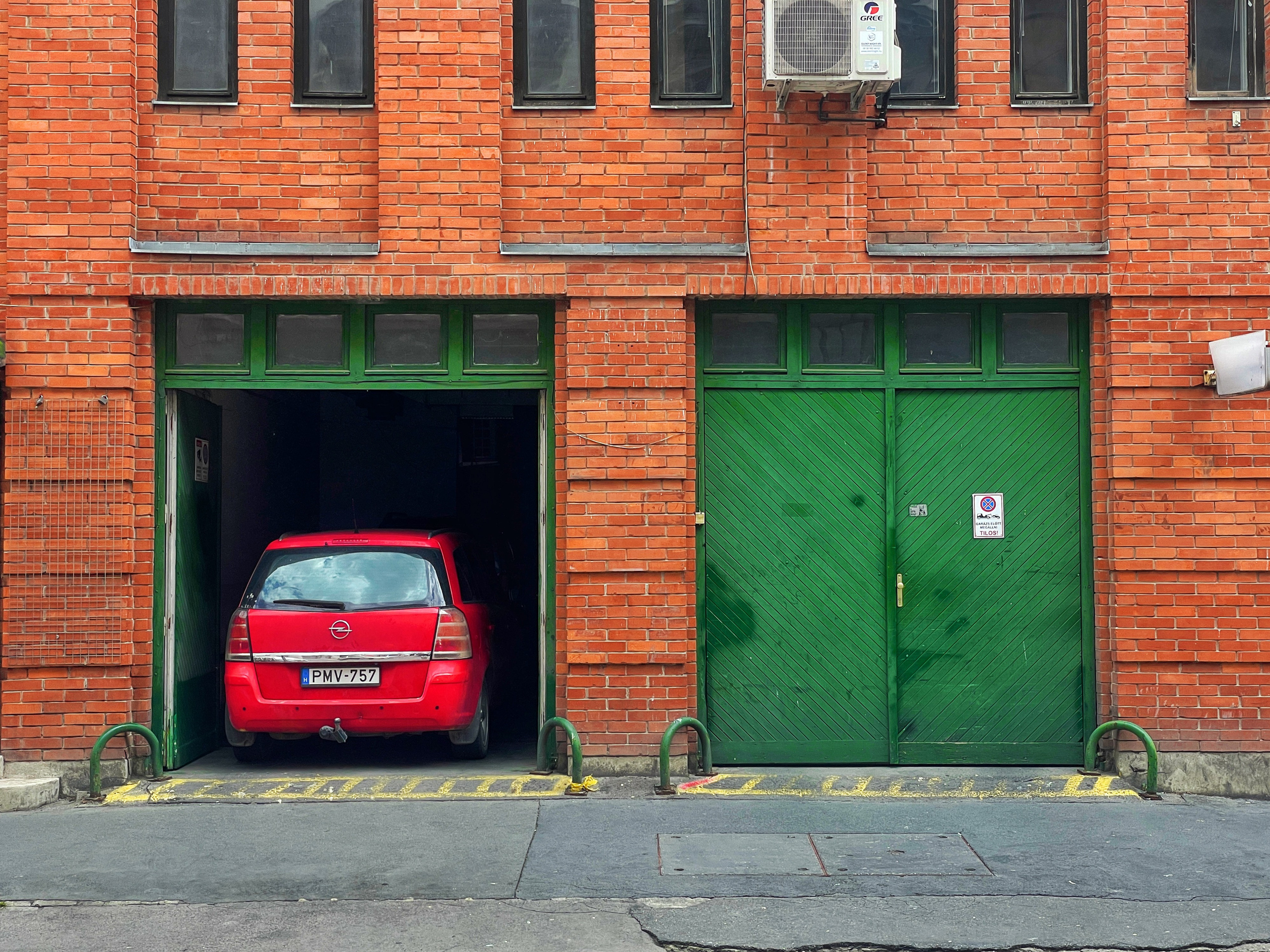 Garage | Budapest 2026 | IPHONE 12 PRO