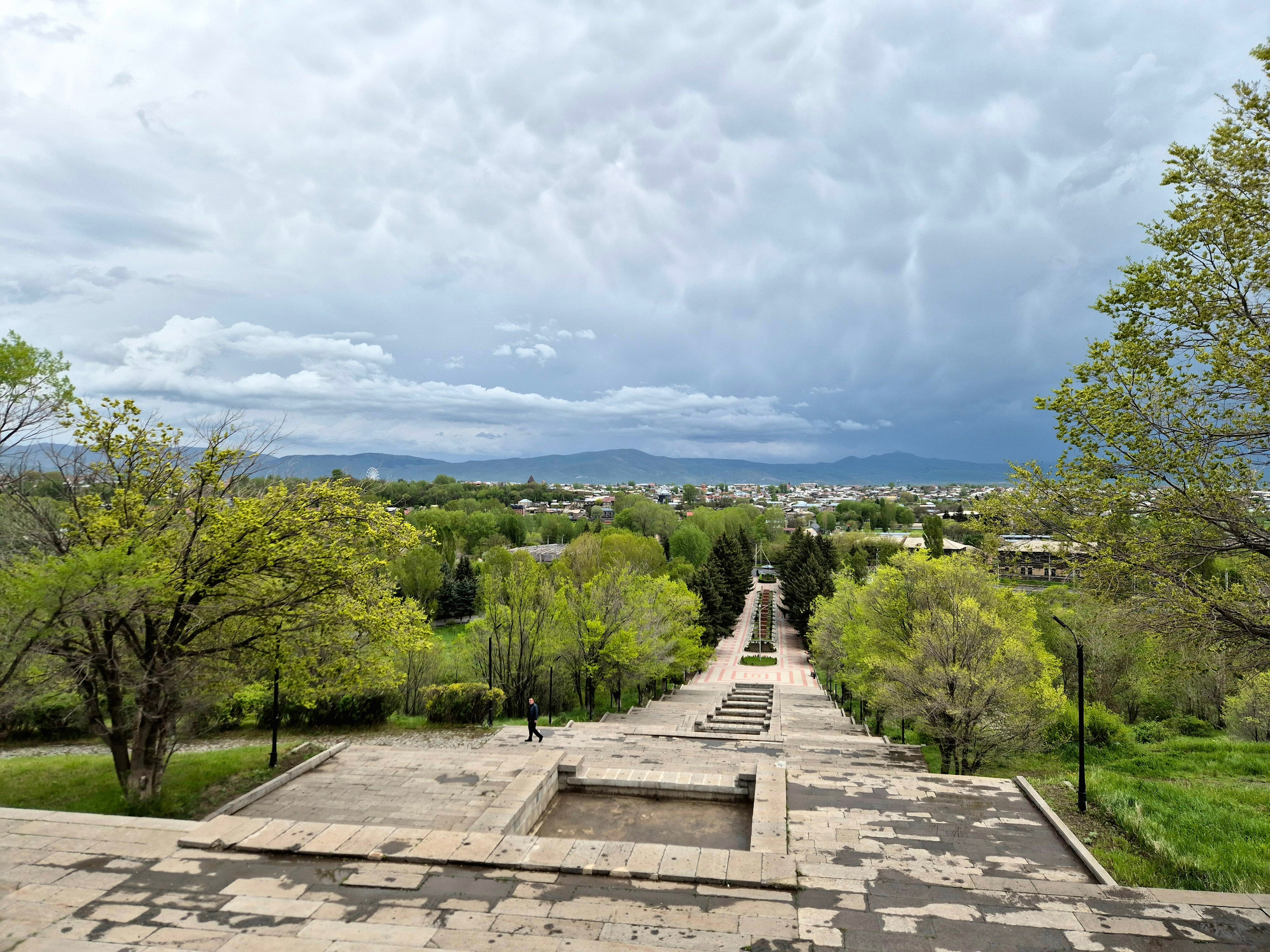 Гюмри расположен выше Еревана, жара не так сильно ощущается.