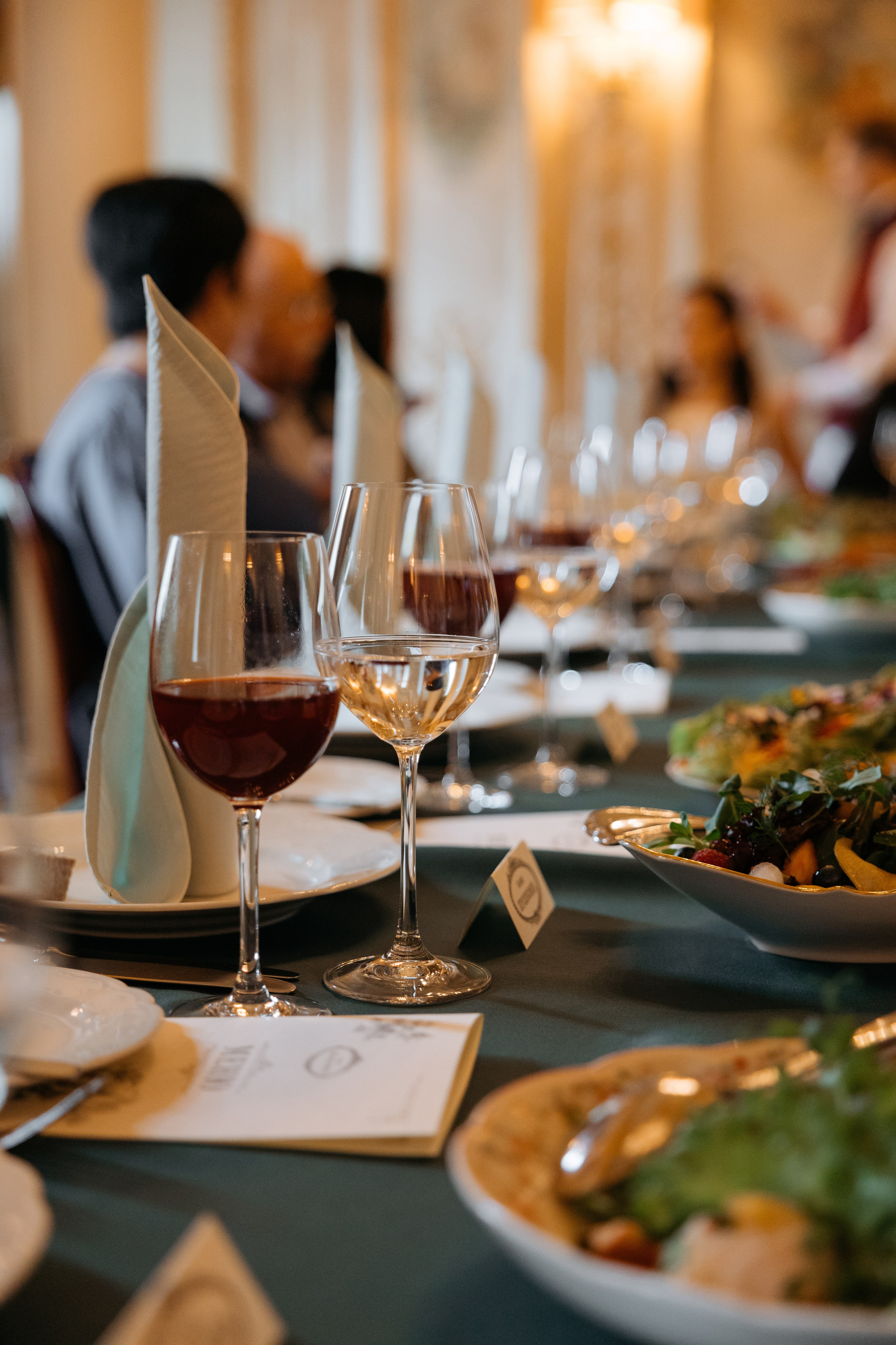 Роспись в Кутузовском ЗАГСе, фотосессия в Пушкинской библиотеке и банкет (семейный ужин) в ресторане «Кафе Пушкинъ». Свадебный фотограф в Москве Полина Лелетко