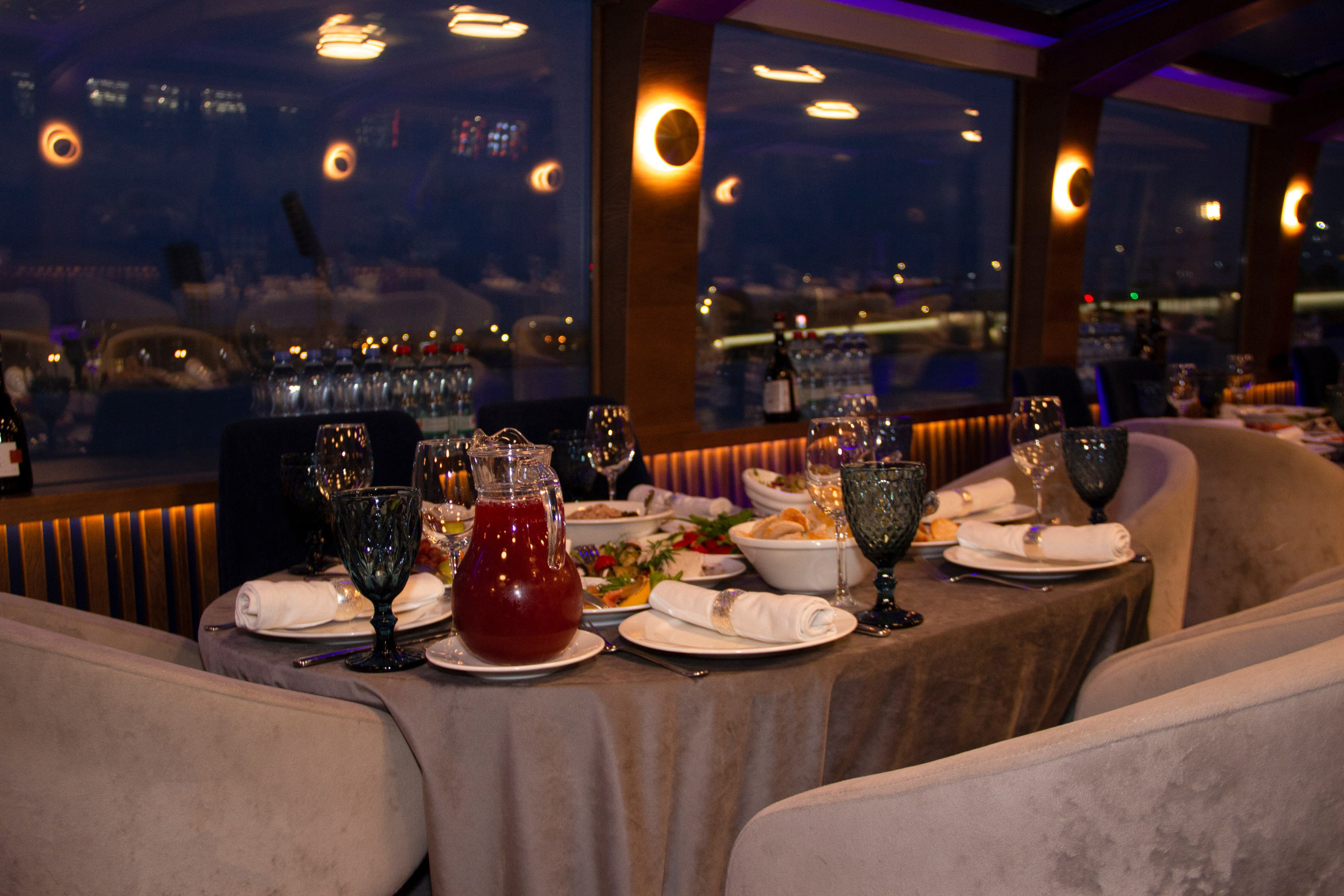 Съемка для сайта аренды катеров в Санкт-Петербурге, подготовка к свадебной прогулке по рекам и каналам. Фотограф в Санкт-Петербурге Смирнова Диана