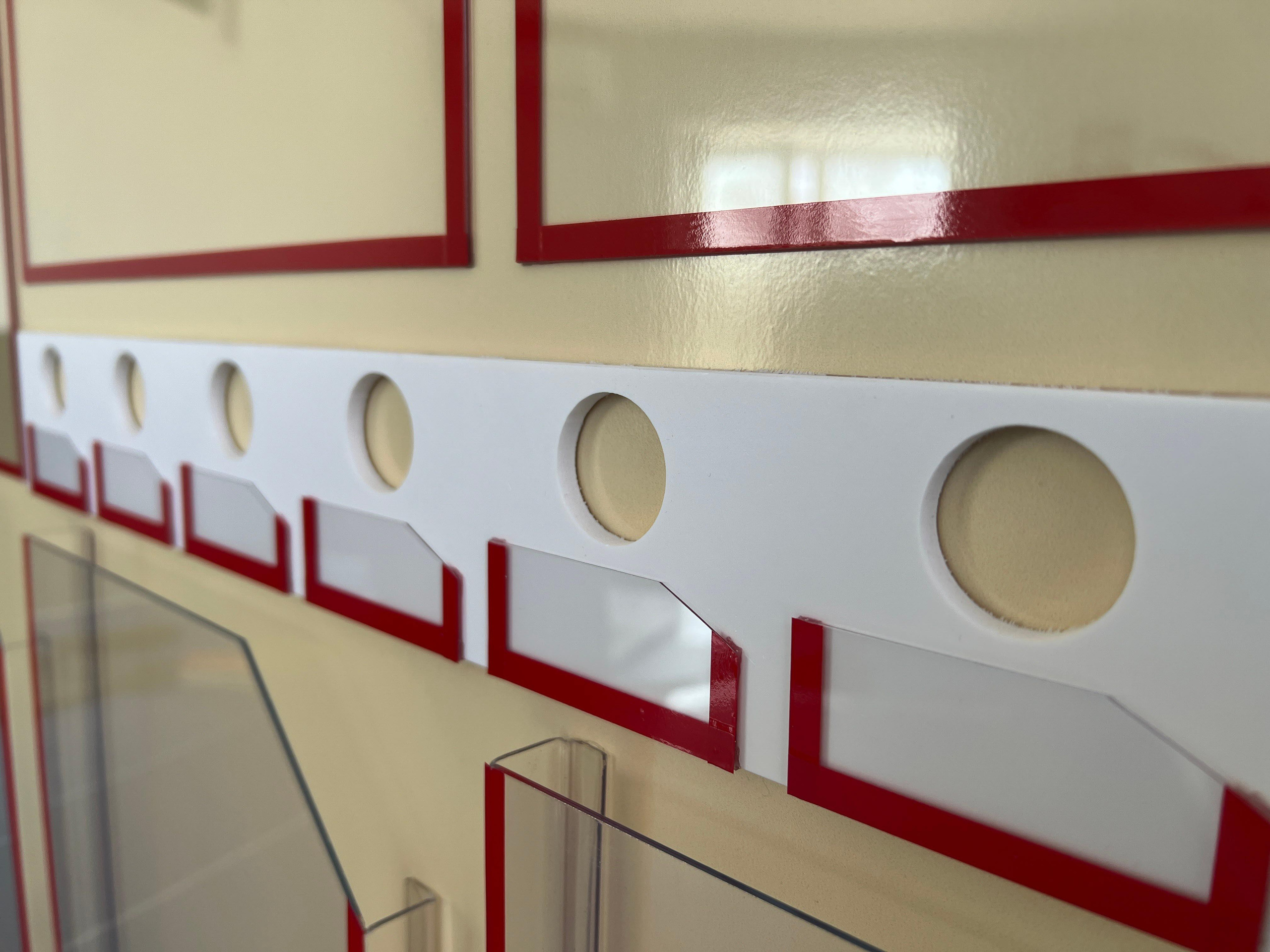 Фотографии офисных табличек, информационных стендов, вывесок