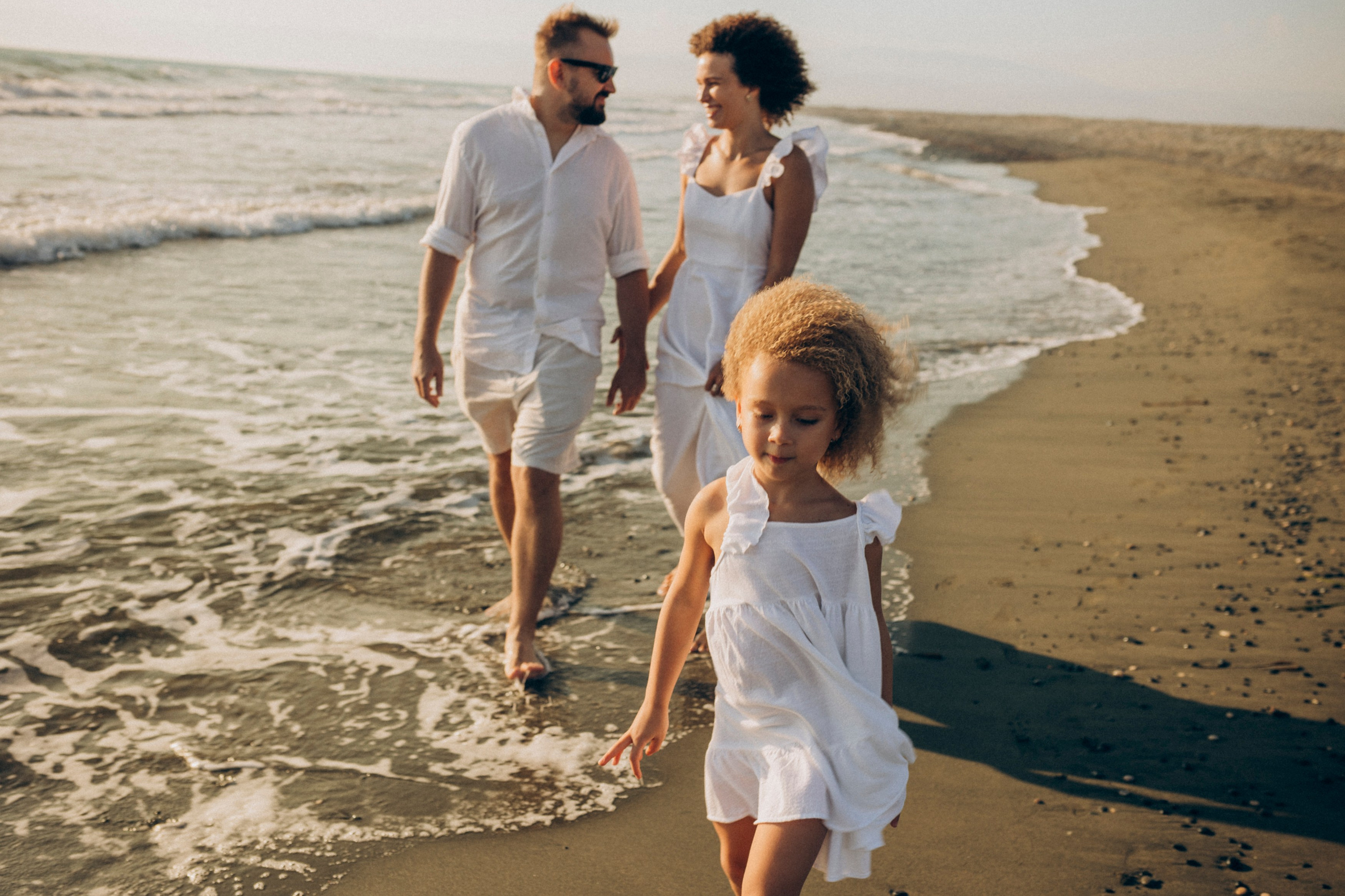 Sandy toes and family smiles. Katerina Nord | Wedding and Couple Photographer in Germany and Europe