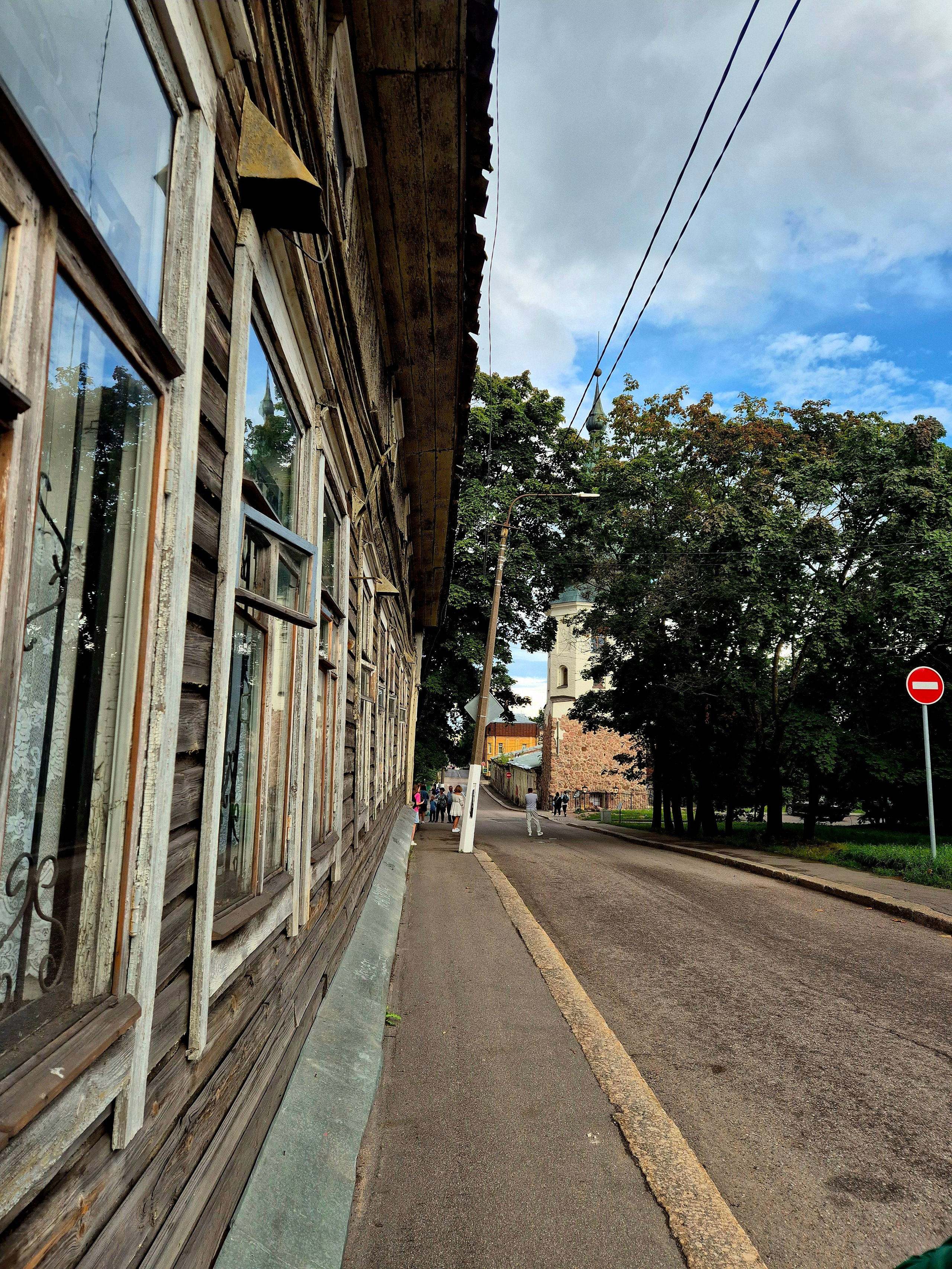 На центральных улицах соседствуют современные дома, исторические средневековые здания, финский северный модерн конца XIX в. и вот такие деревянные домики