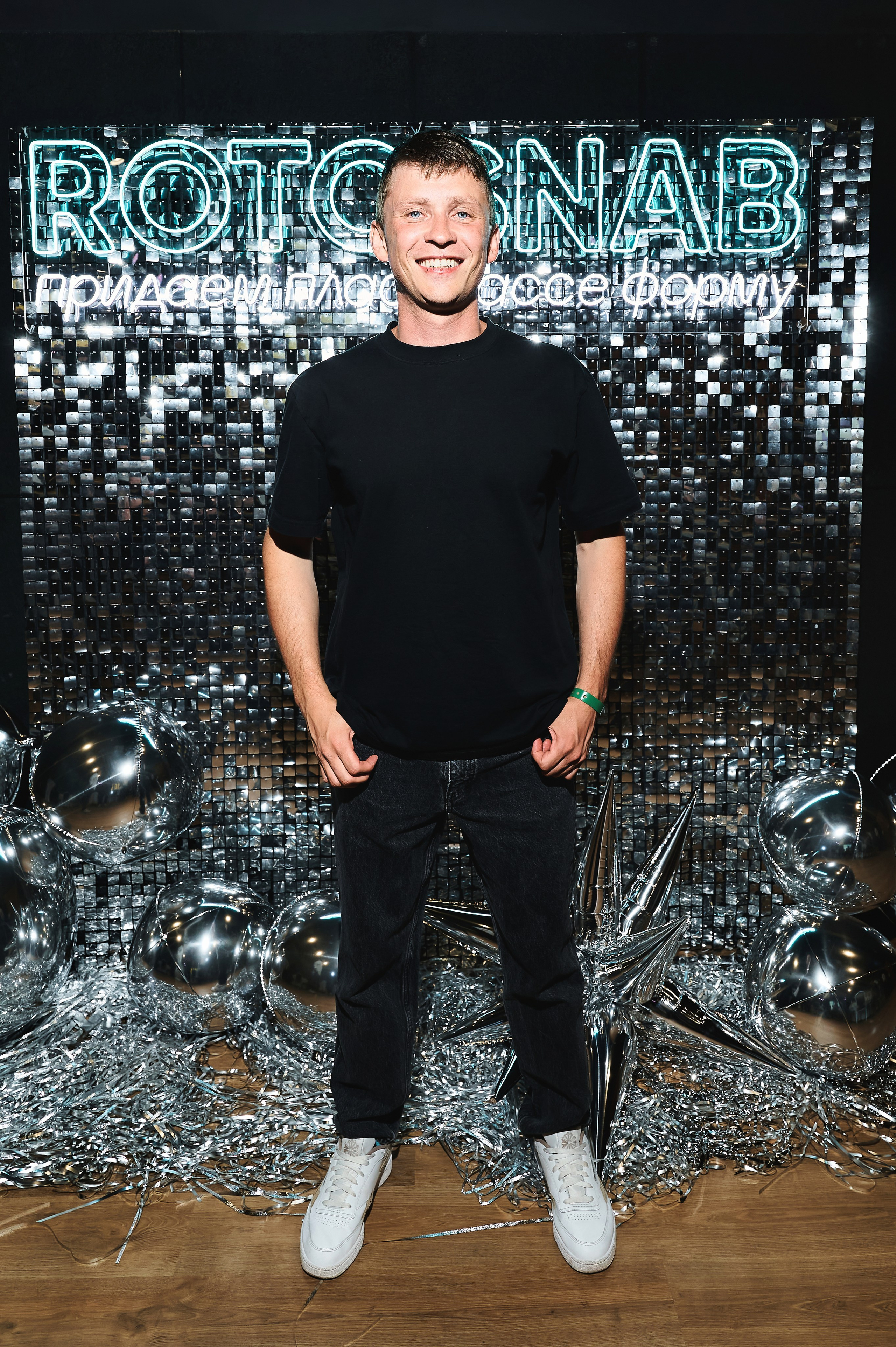 Портрет гостя в зеленом освещении, официальное событие, документальный фотограф