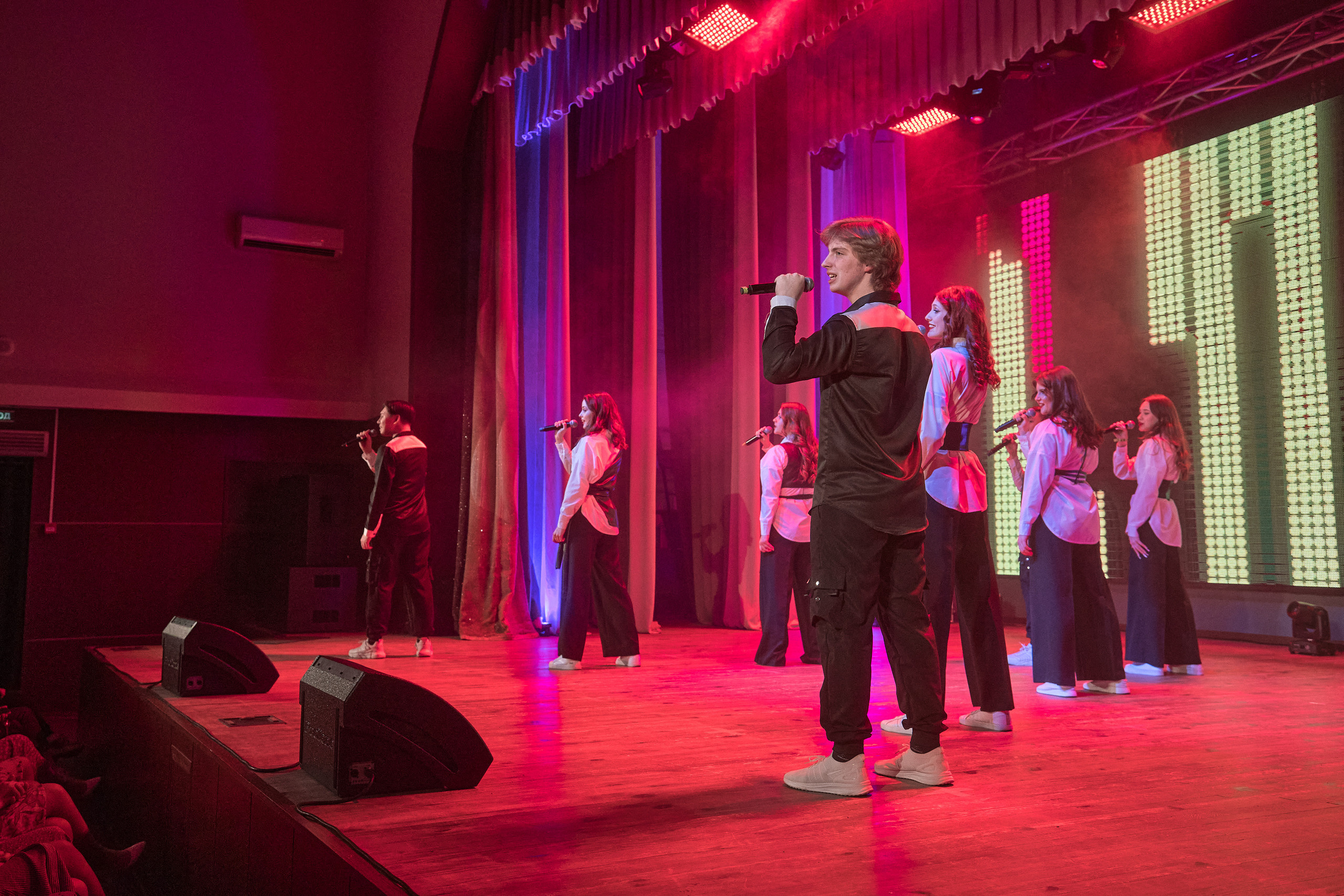 Портфолио репортажной фотосъёмки: Концерт в ДК Железнодорожников. Фотограф Яковлев Роман — Красноярск