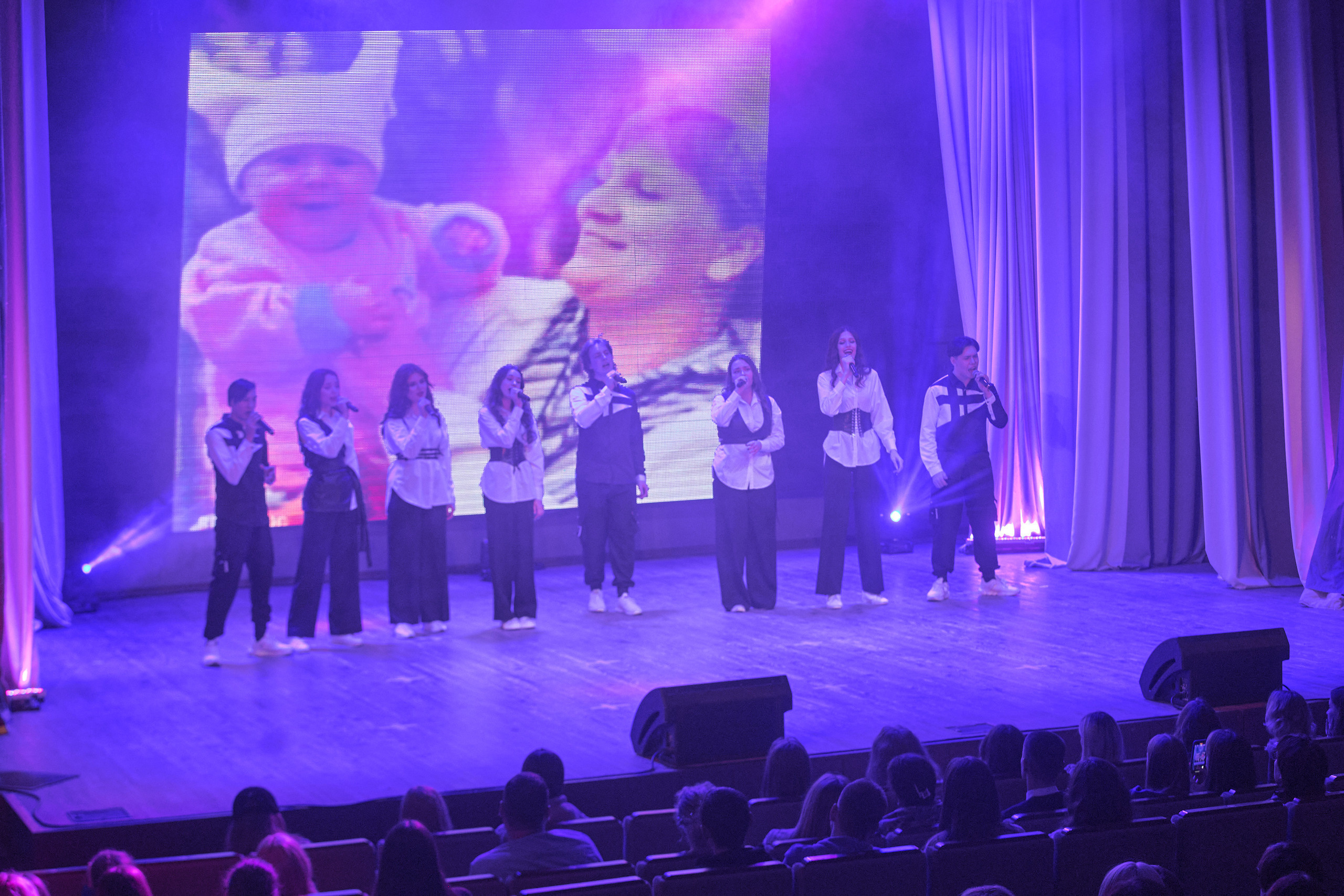 Портфолио репортажной фотосъёмки: Концерт в ДК Железнодорожников. Фотограф Яковлев Роман — Красноярск