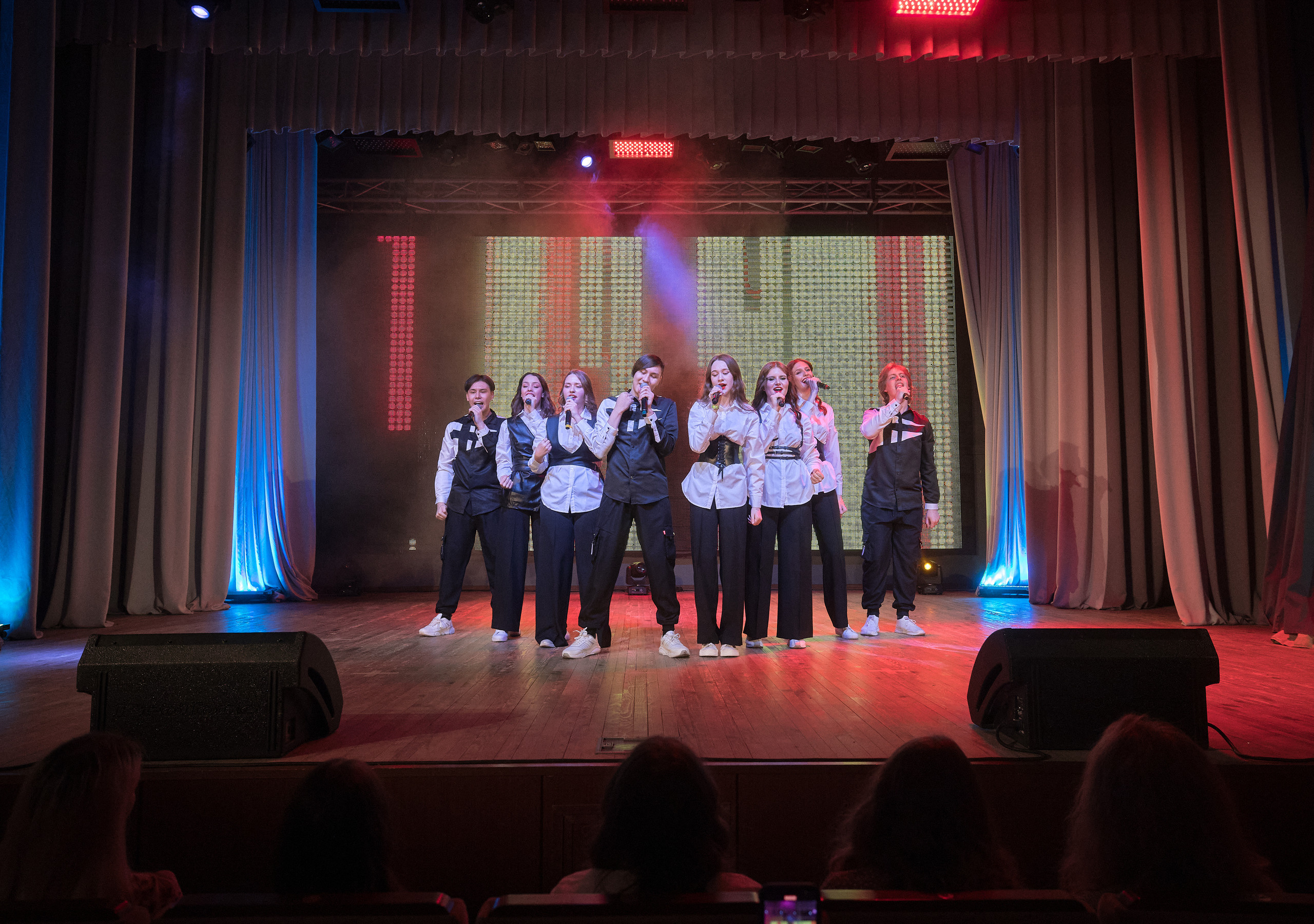 Портфолио репортажной фотосъёмки: Концерт в ДК Железнодорожников. Фотограф Яковлев Роман — Красноярск