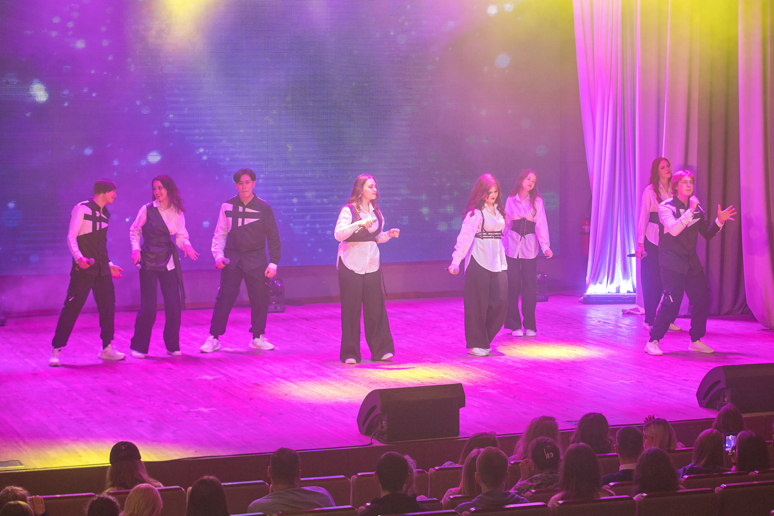 Портфолио репортажной фотосъёмки: Концерт в ДК Железнодорожников. Фотограф Яковлев Роман — Красноярск