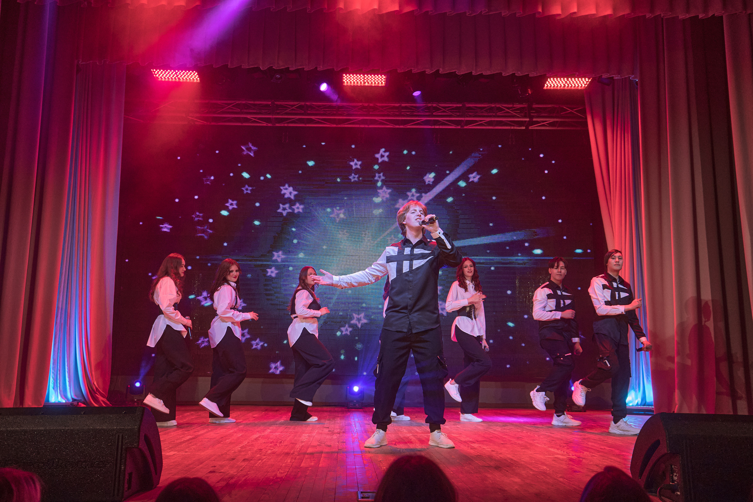 Портфолио репортажной фотосъёмки: Концерт в ДК Железнодорожников. Фотограф Яковлев Роман — Красноярск