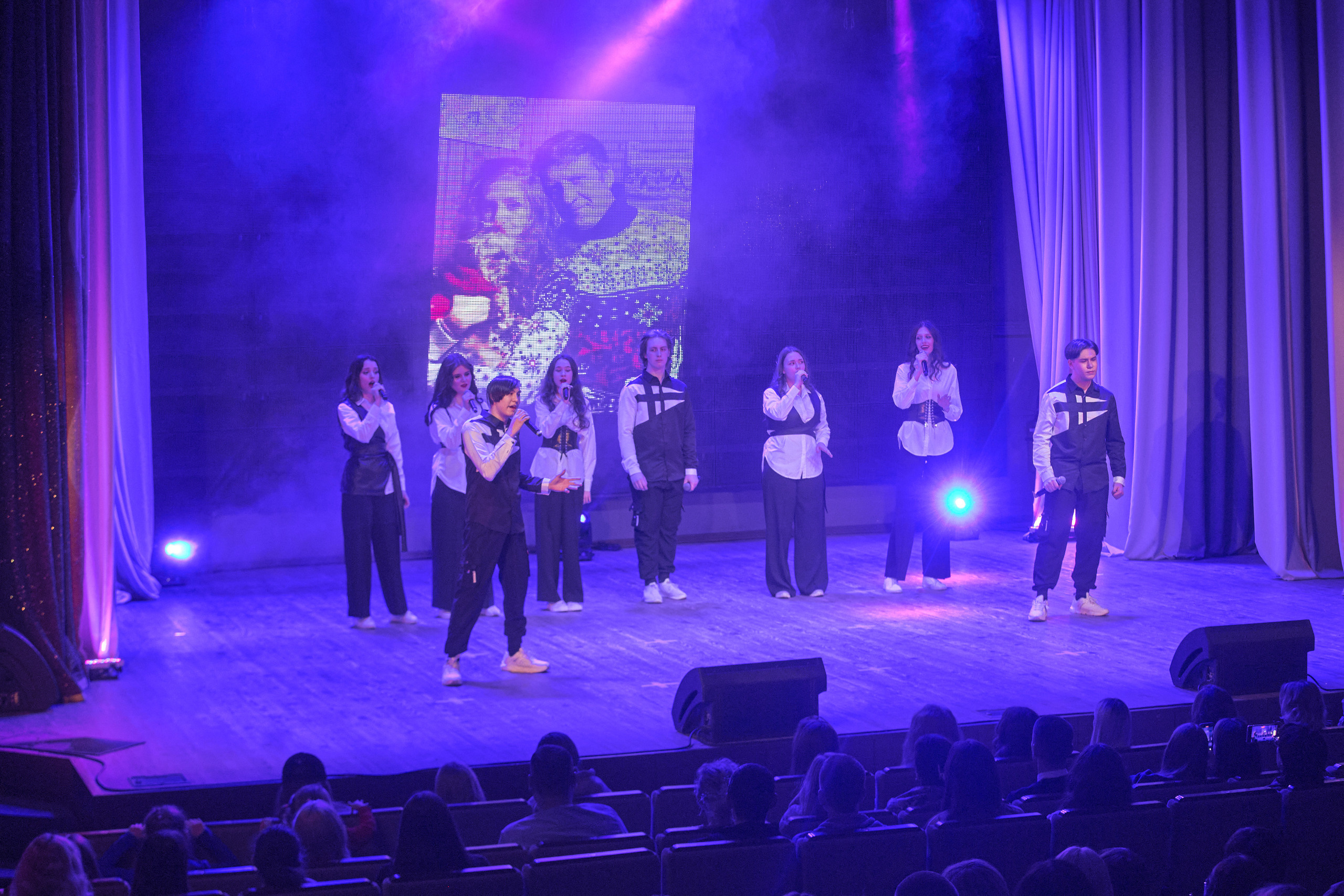 Портфолио репортажной фотосъёмки: Концерт в ДК Железнодорожников. Фотограф Яковлев Роман — Красноярск