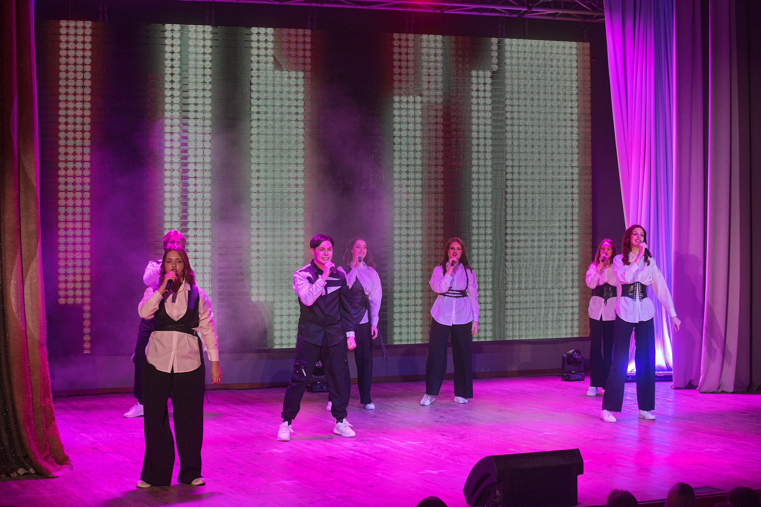 Портфолио репортажной фотосъёмки: Концерт в ДК Железнодорожников. Фотограф Яковлев Роман — Красноярск