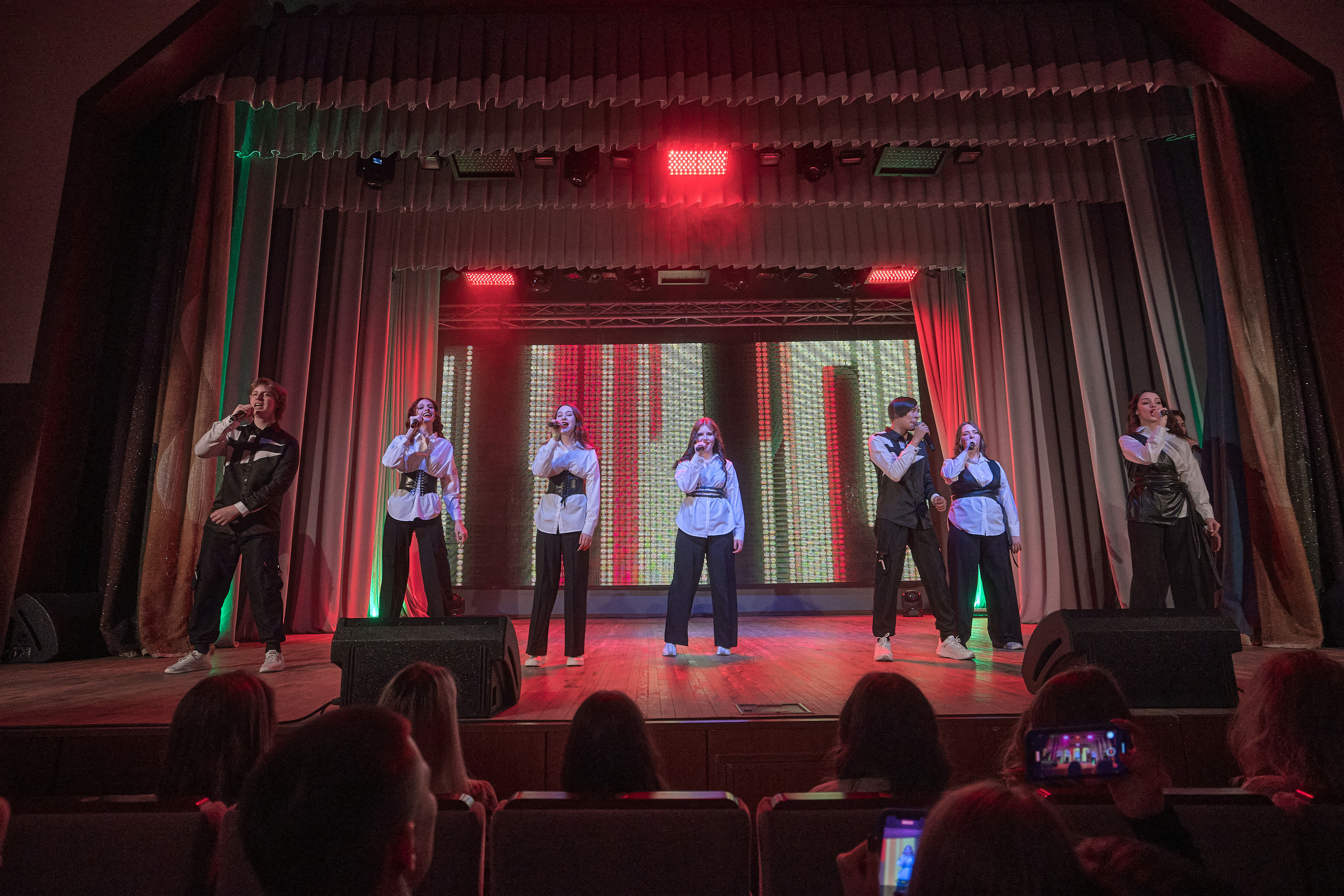 Портфолио репортажной фотосъёмки: Концерт в ДК Железнодорожников. Фотограф Яковлев Роман — Красноярск