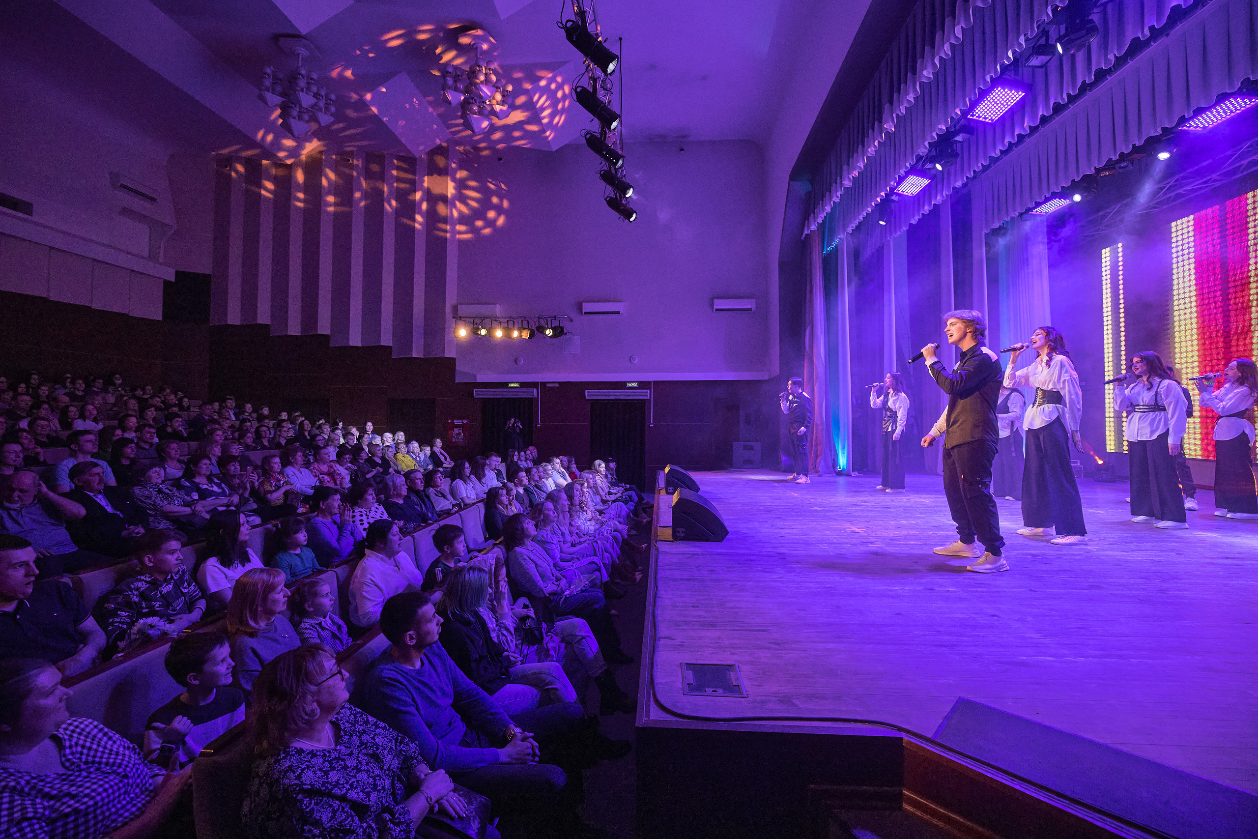 Портфолио репортажной фотосъёмки: Концерт в ДК Железнодорожников. Фотограф Яковлев Роман — Красноярск