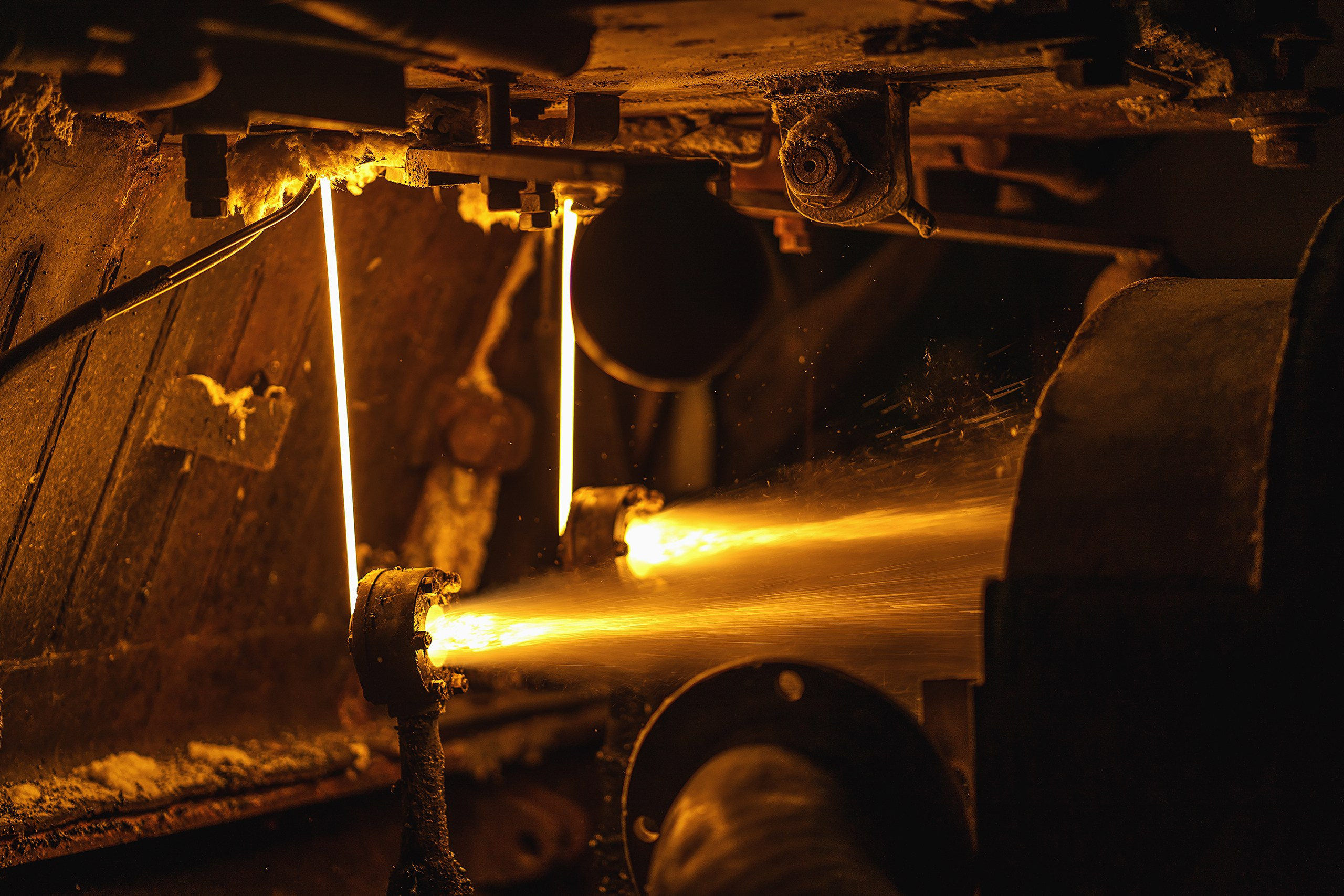 фотография пламени вырывающегося из сопла на заводе