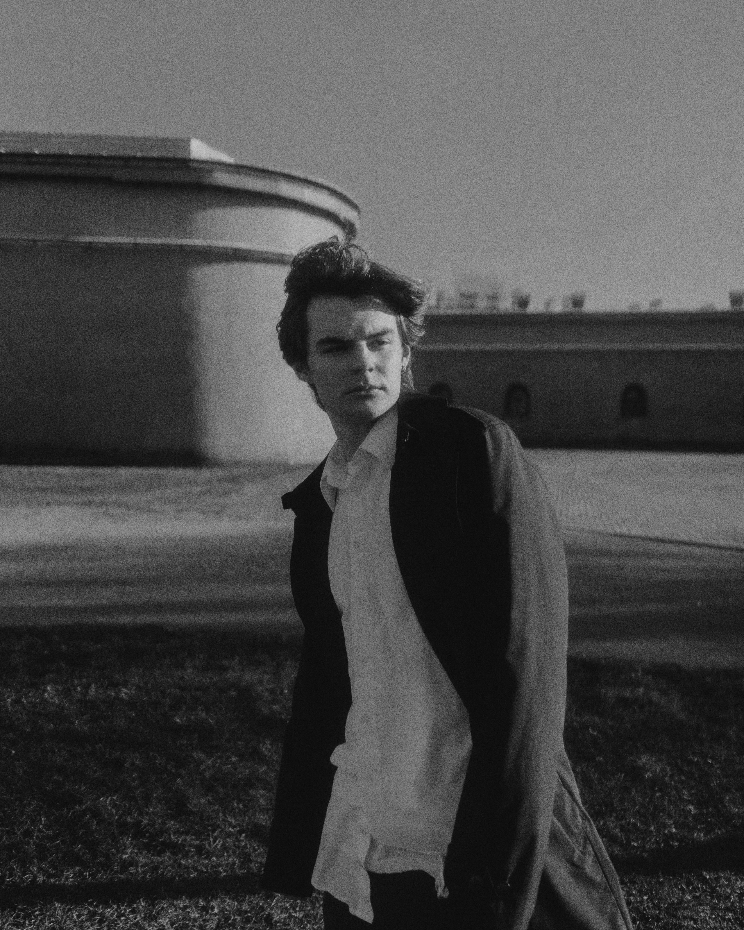 черно-белый мужской портрет, контрастный свет, прогулочная съемка от фотографа в СПБ, обработка в стиле винтажного журнала