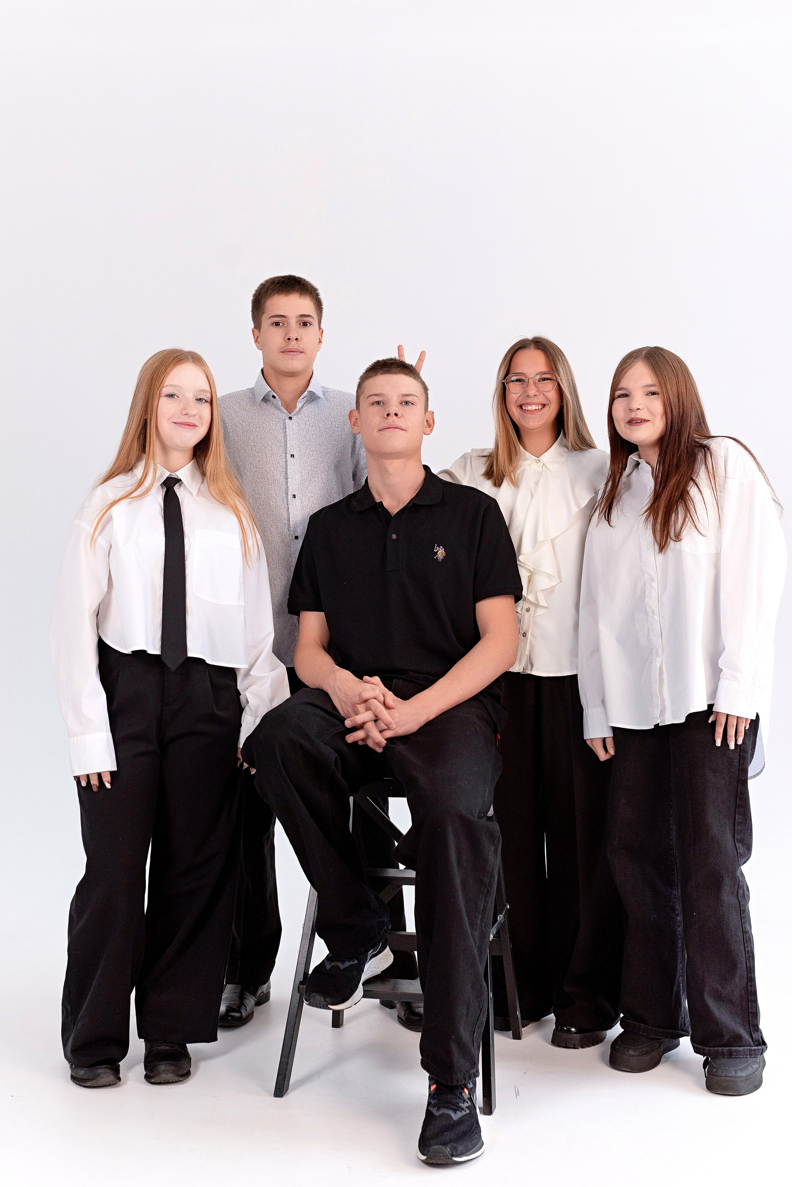 Фотосессия 9 класса в студии Circle для выпускных альбомов в Сургуте