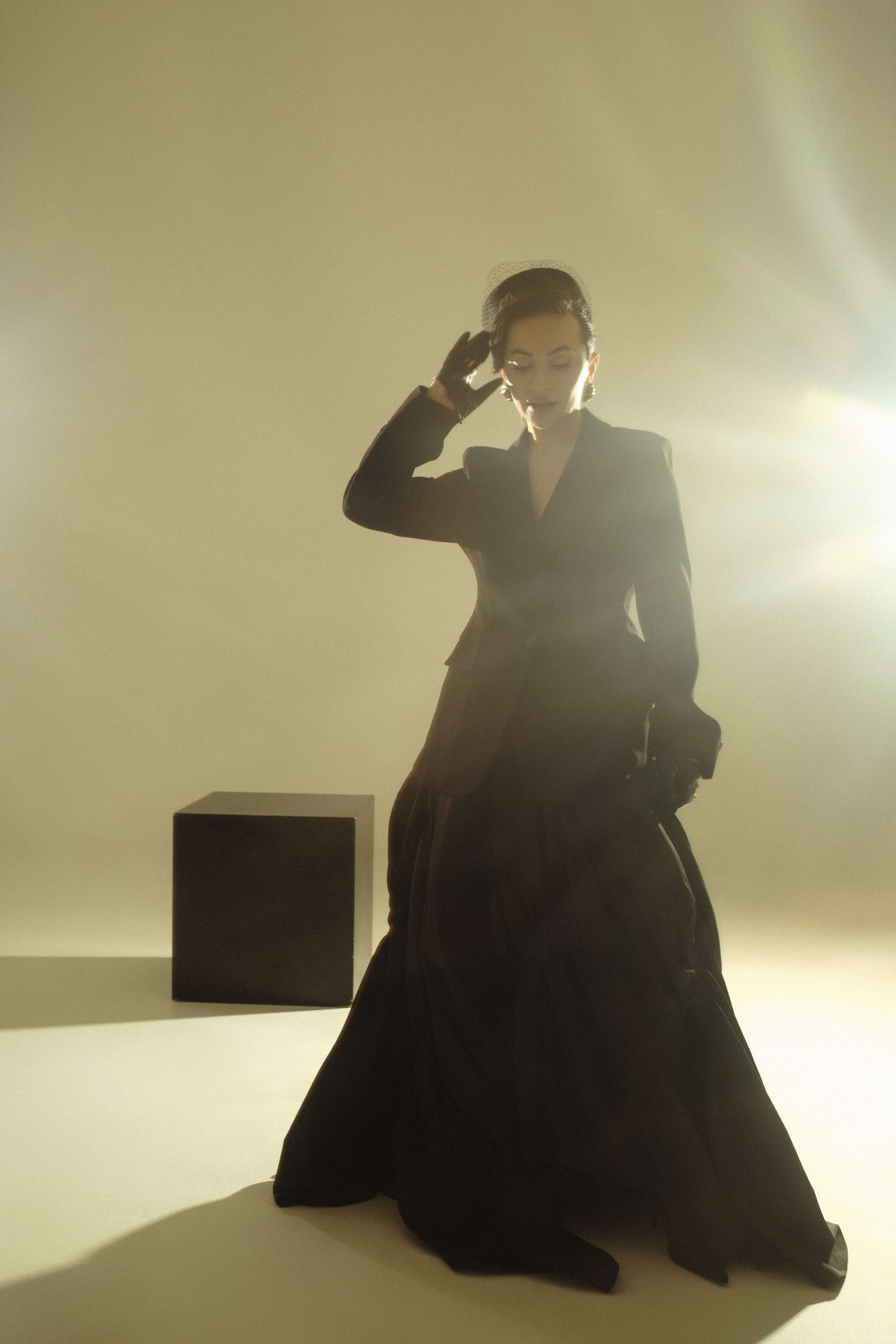 девушка женский портрет фотограф юлия фролова циклорама модель обучение фотографии воркшоп по фотографии фильтры блики тотал блэк черный куб тубус