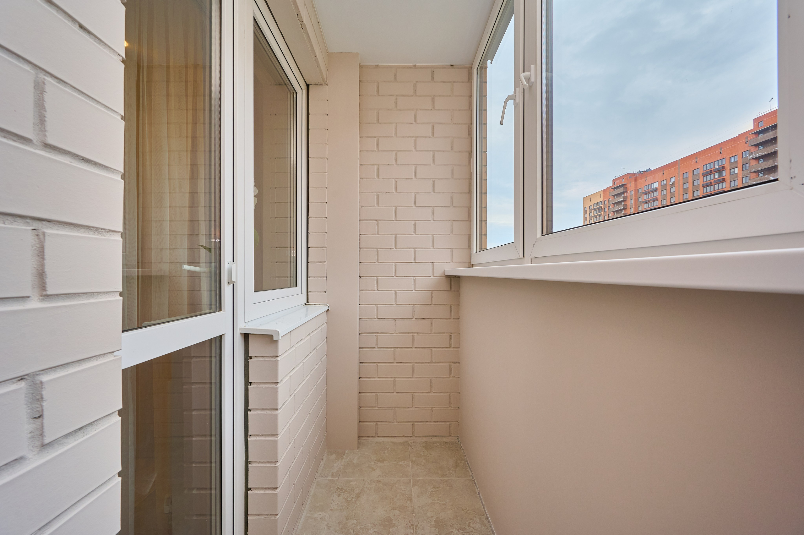 балкон в бежевых оттенках кирпичные стены 