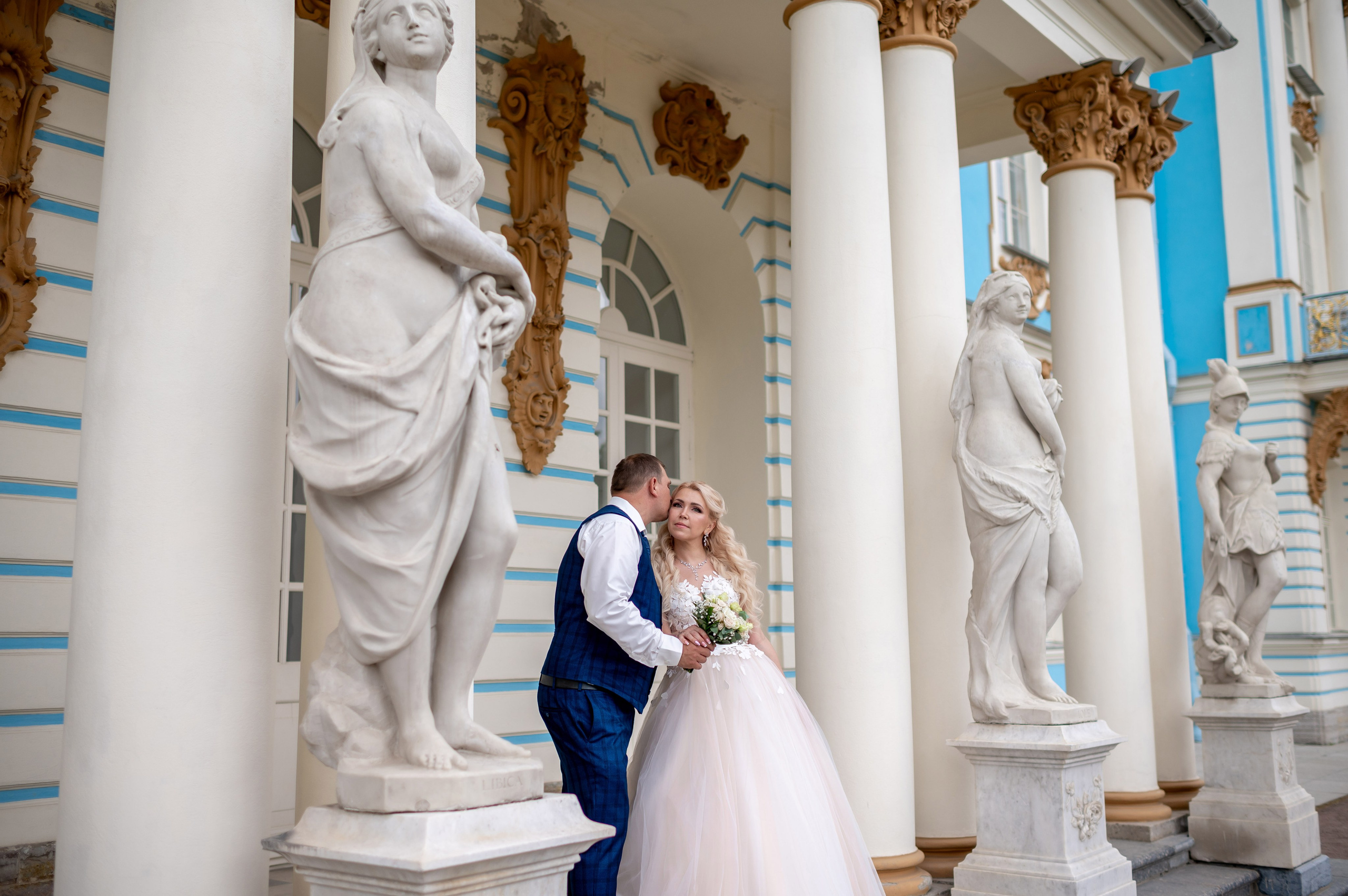 Евгения (фотосессия с малиновым chevrolet camaro, в сирени в Пушкине в Екатерининском парке). Портретный, семейный и свадебный фотограф в Санкт-Петербурге и в Пушкине Ширяев Денис